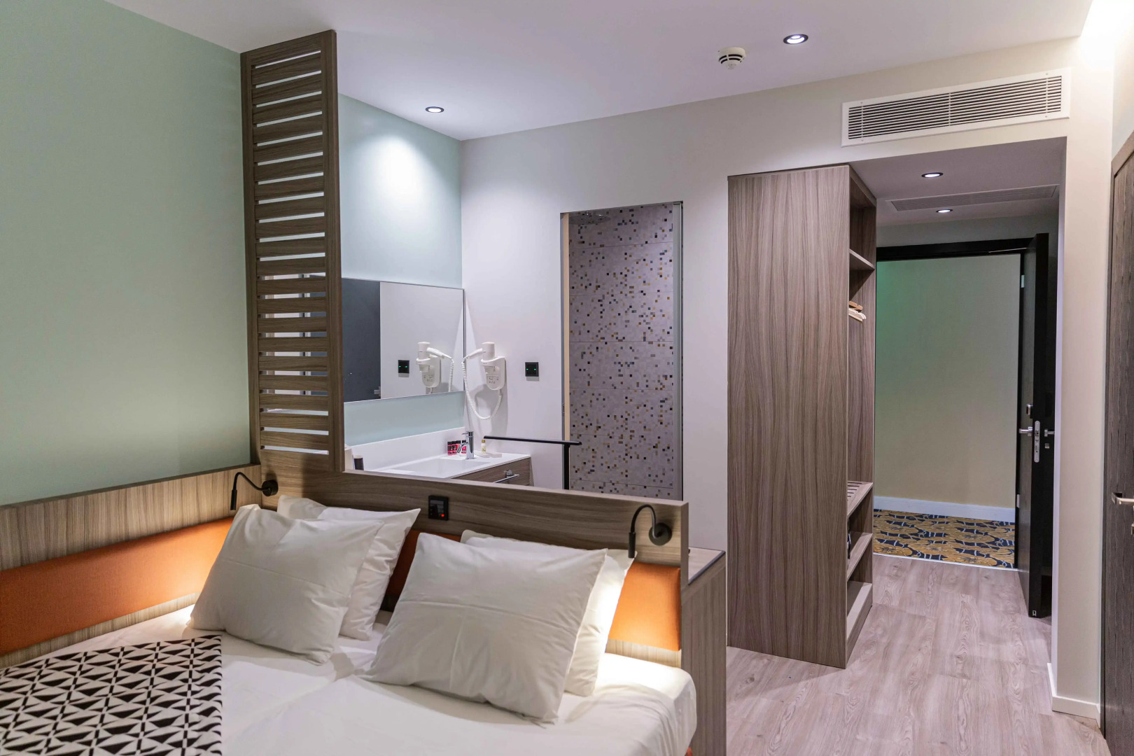 Casual Kubic Athens Hotel