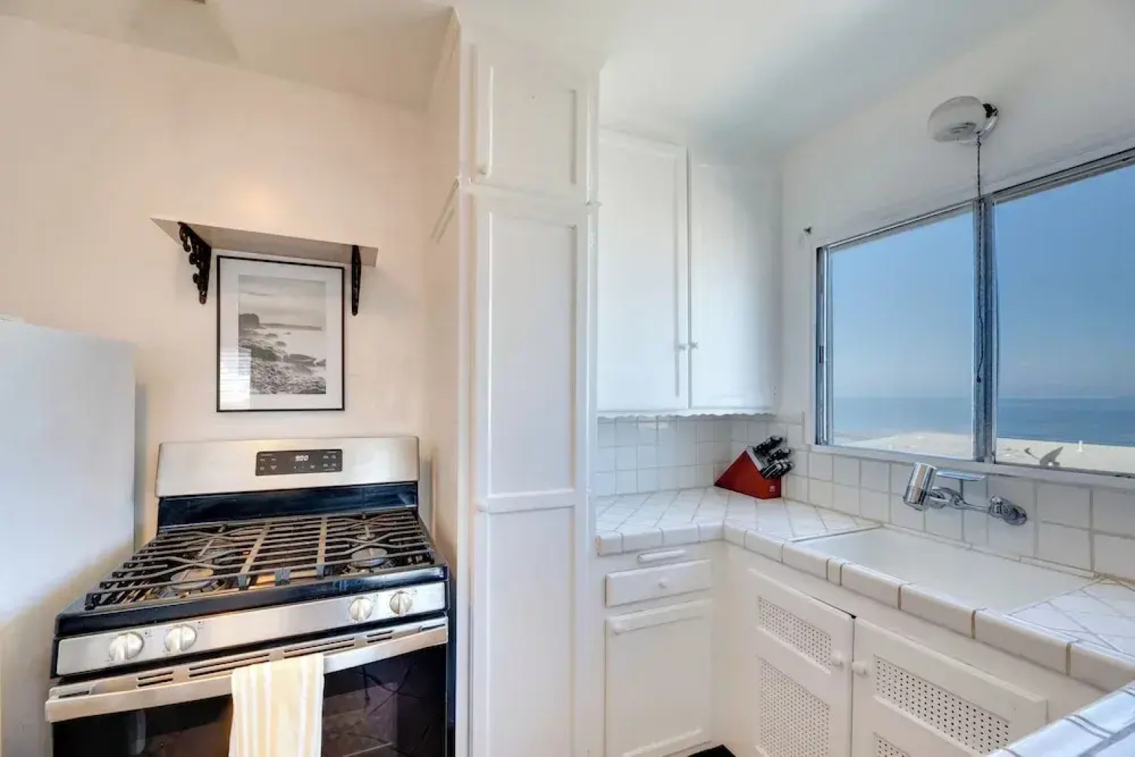 Sunny Manhattan Beach Apt w/ Vibrant Ocean Views