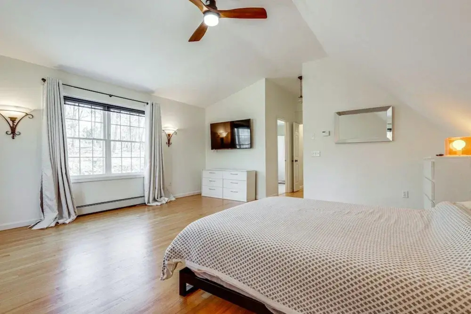 Mystic Retreat w/ Patio & Grill: Walk to River!