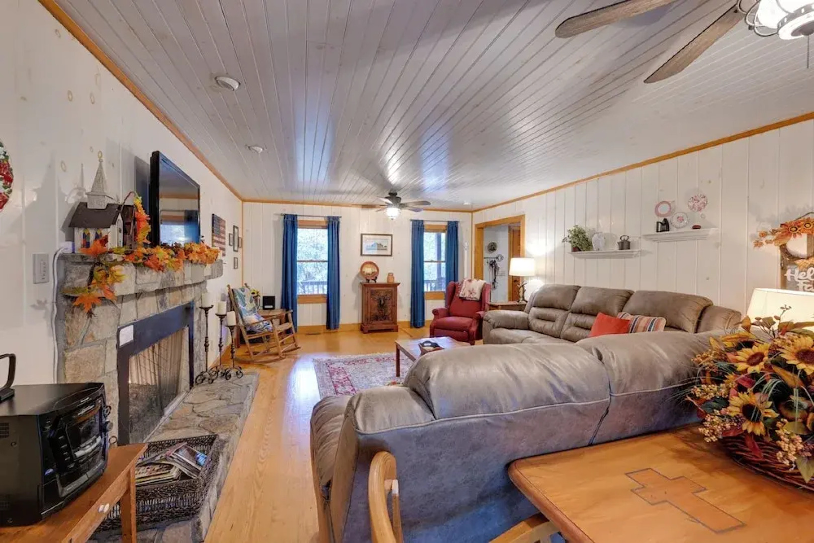 Creekside Family Retreat by Waterfalls & Hiking!