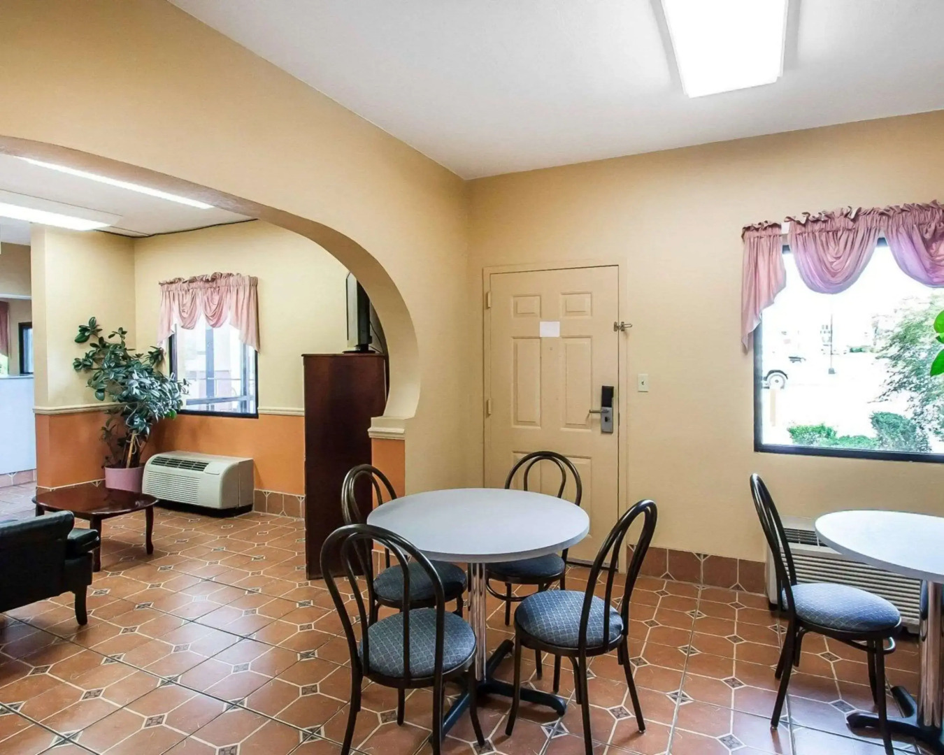 Econo Lodge Inn & Suites I-20, exit 73