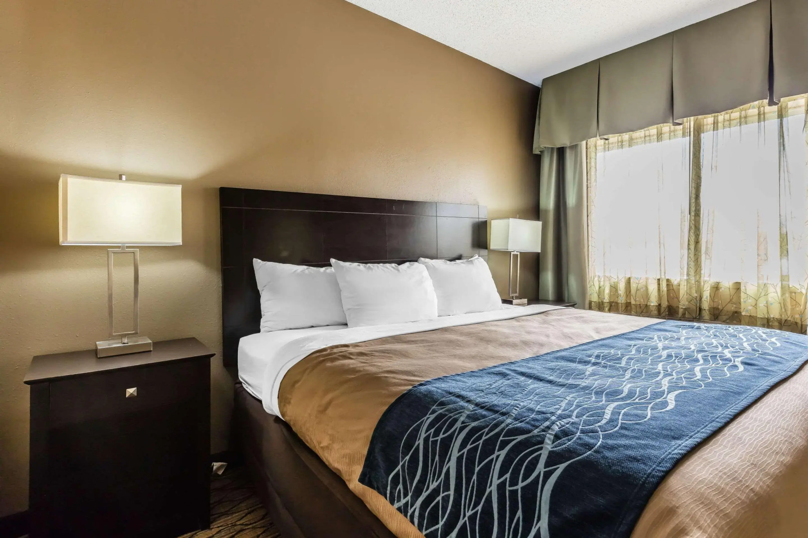 Magnolia Bay Hotel & Suites