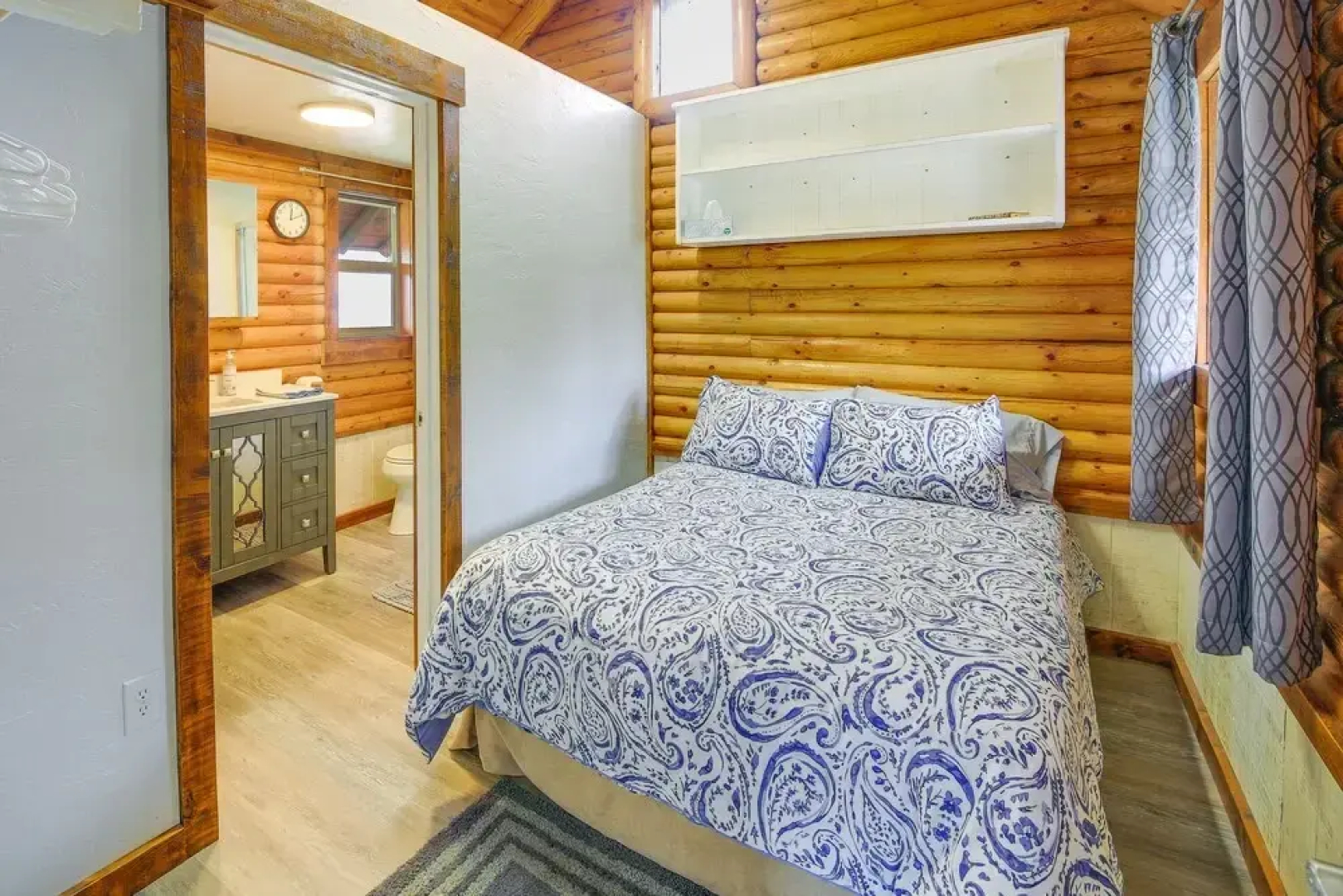Cozy Thompson Falls Cabin w/ Mountain Views