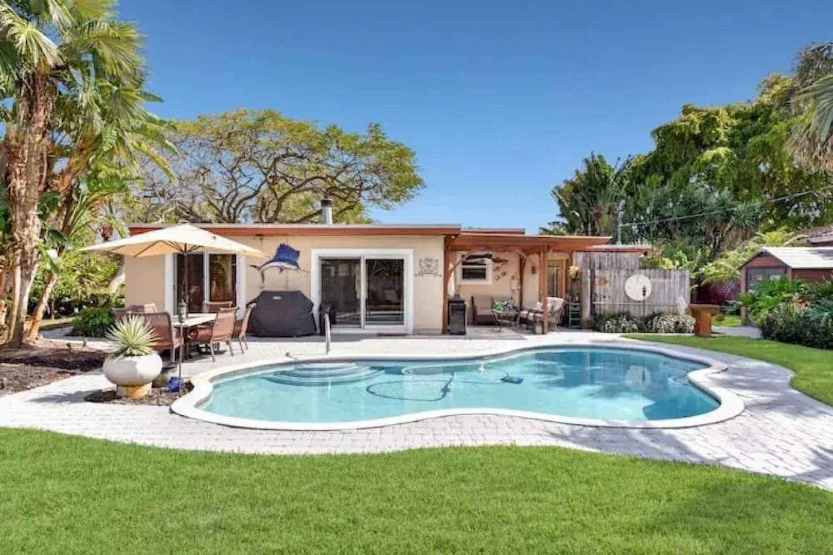 Beautiful pool property with woffice