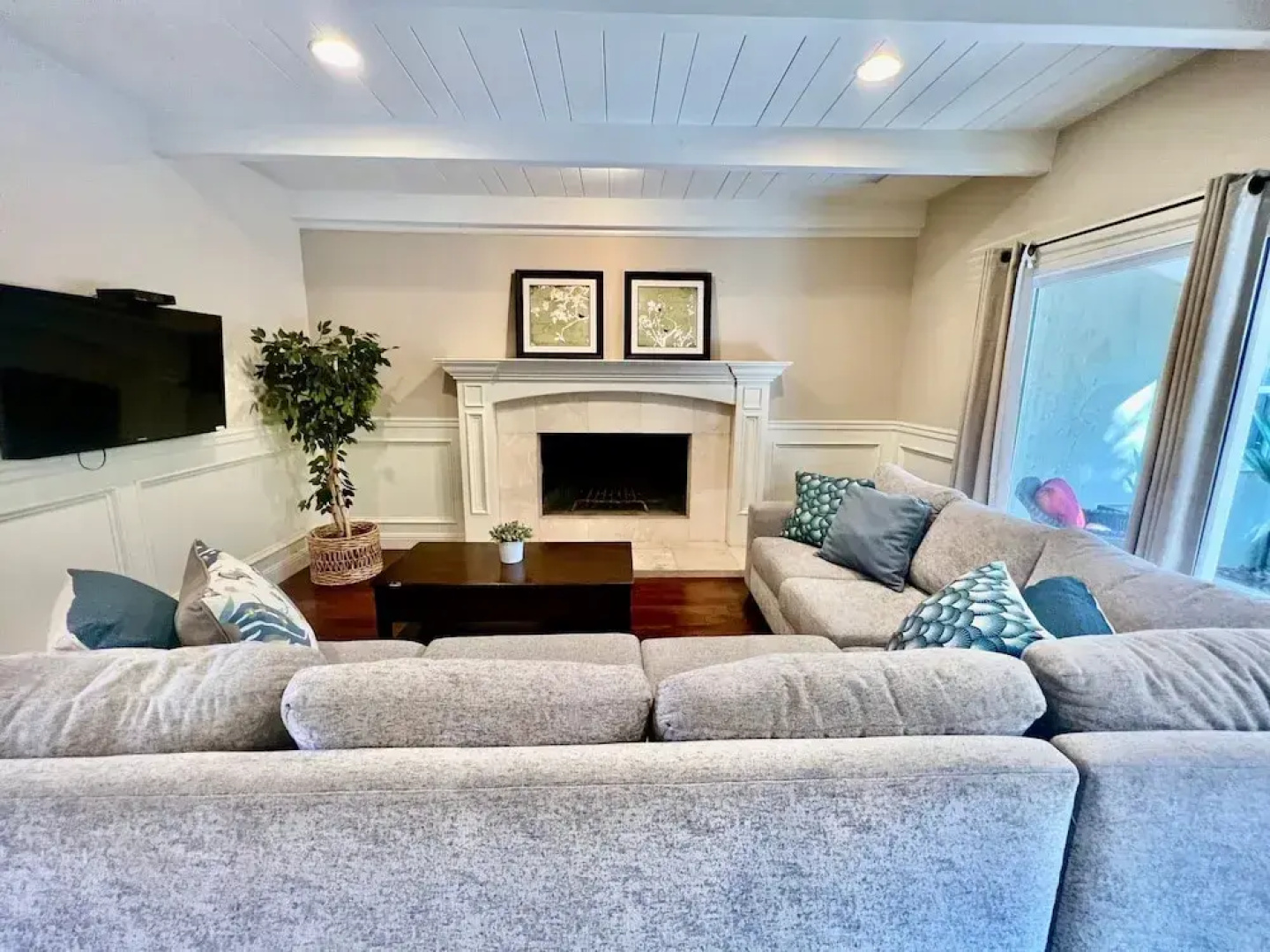 Incredible Estate 5 Bedrooms 3 Bathroom W/resort Style Rock Pool & Jacuzzi