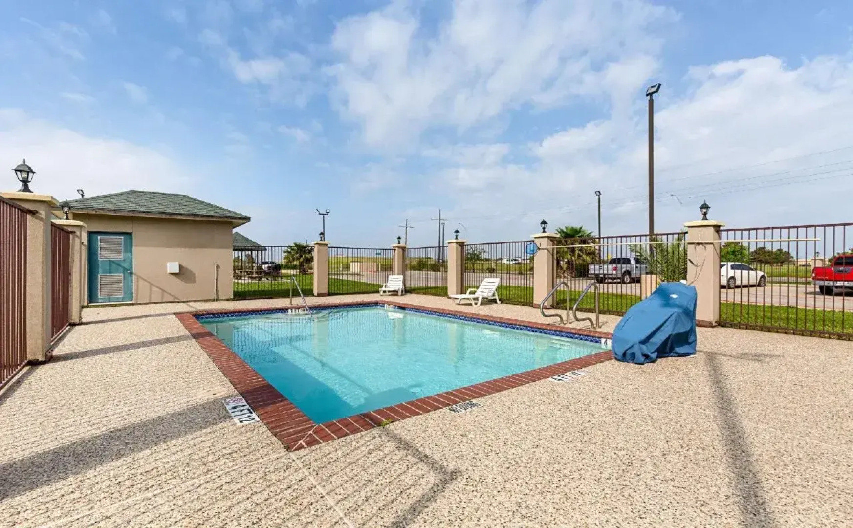 Econo Lodge & Suites