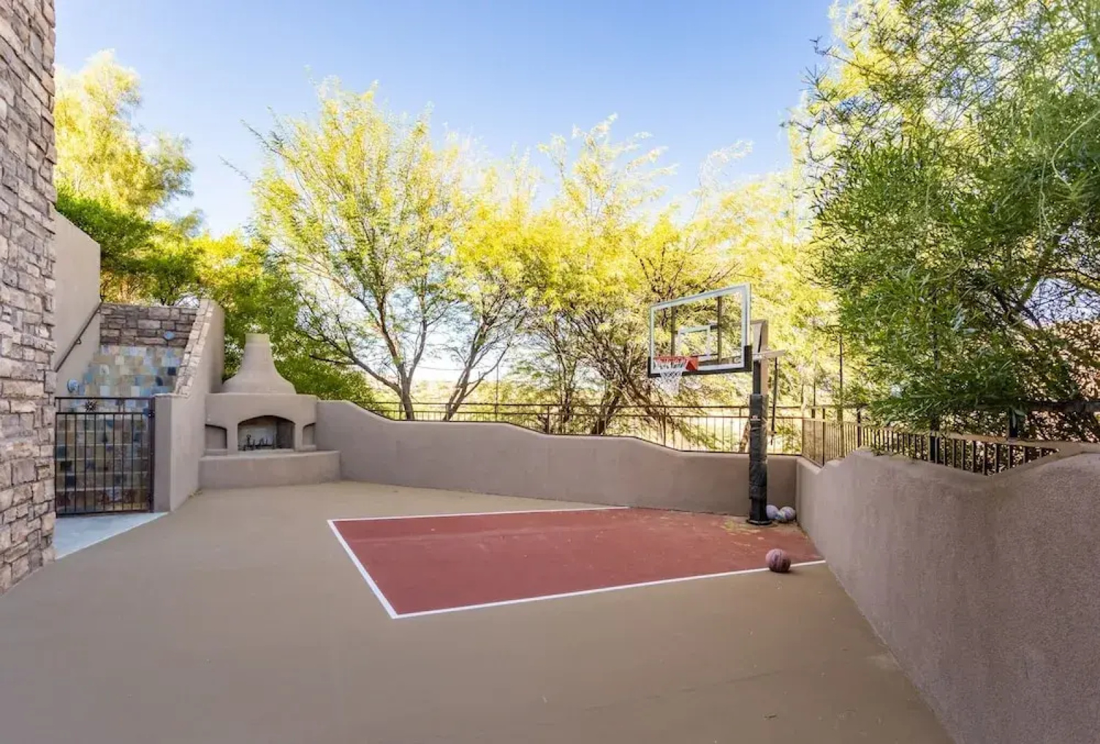All-Suite Tuscan Home W/ Pool, SPA & Sports Court Home