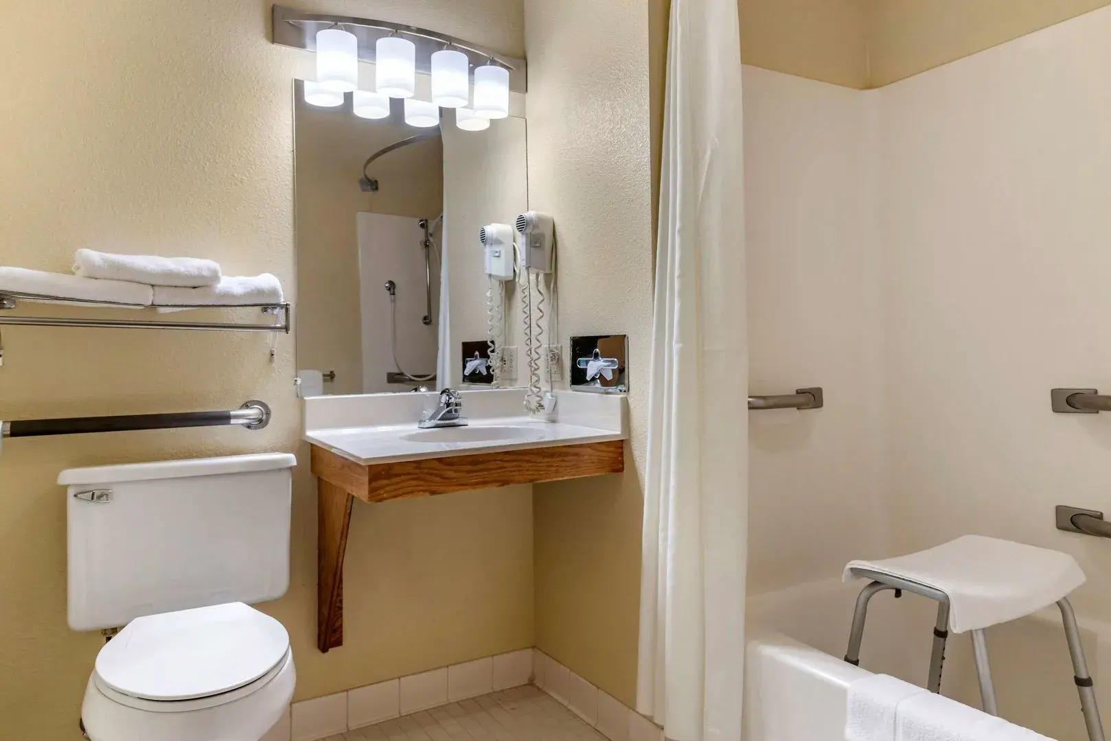 Coratel Inn & Suites By Jasper River Falls