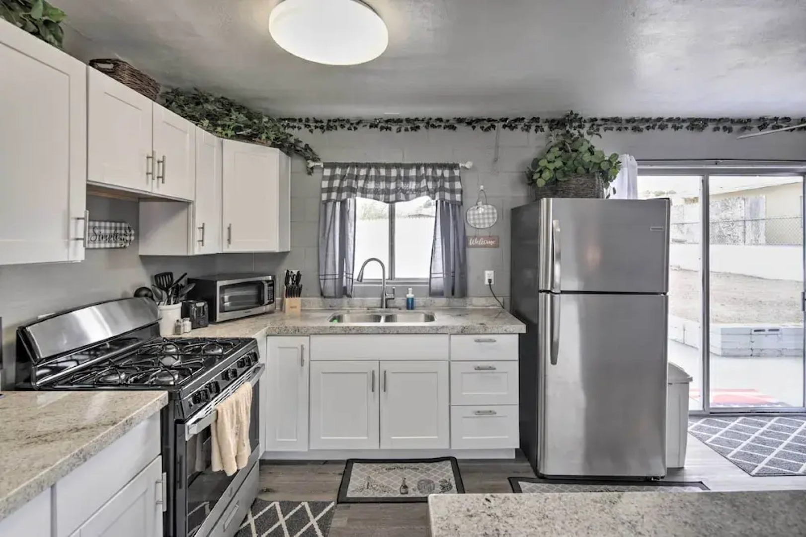 Centrally Located Gem With Laughlin Strip Views!