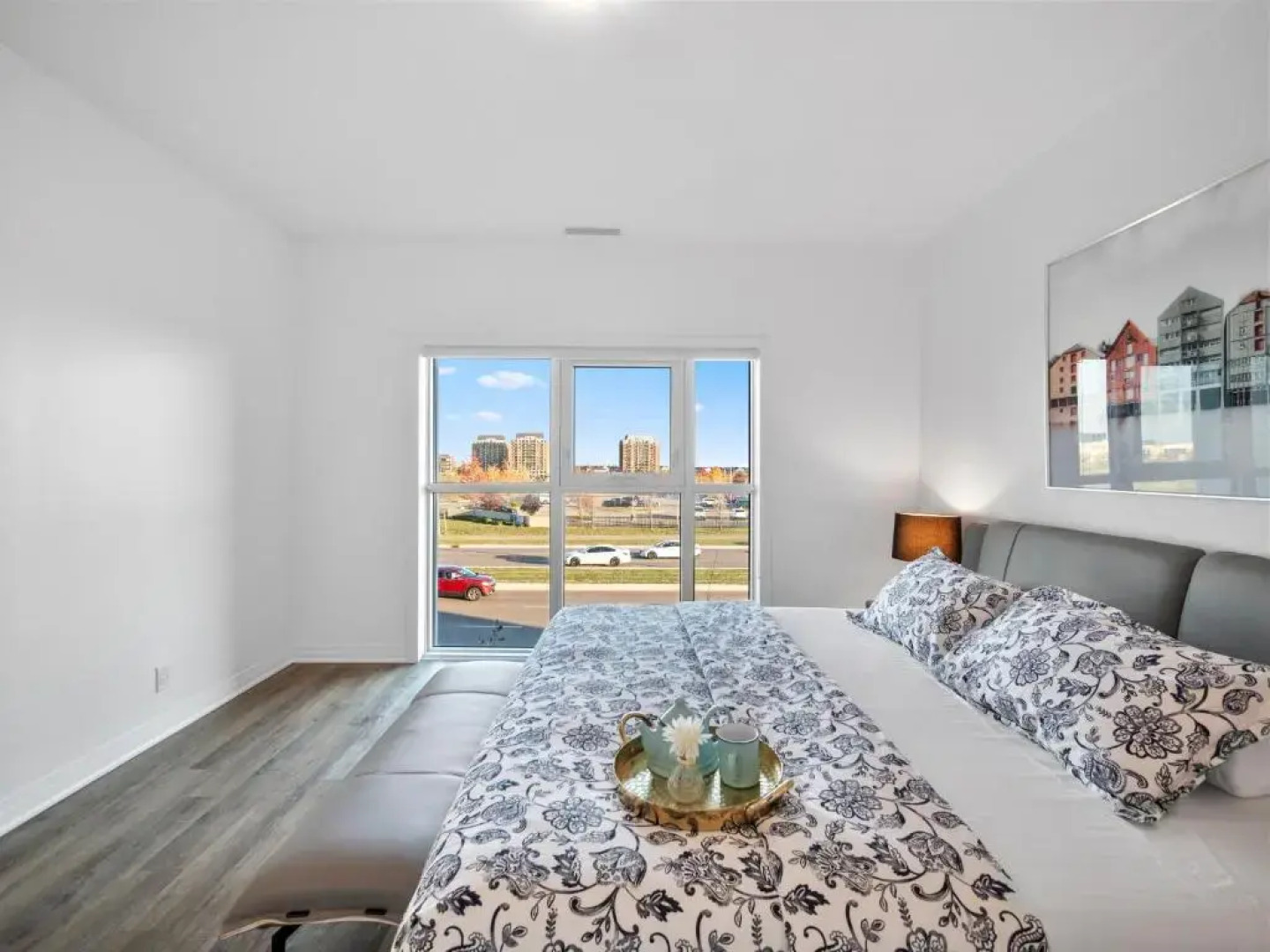 Stylish 3Br + Study Condo - Oakville