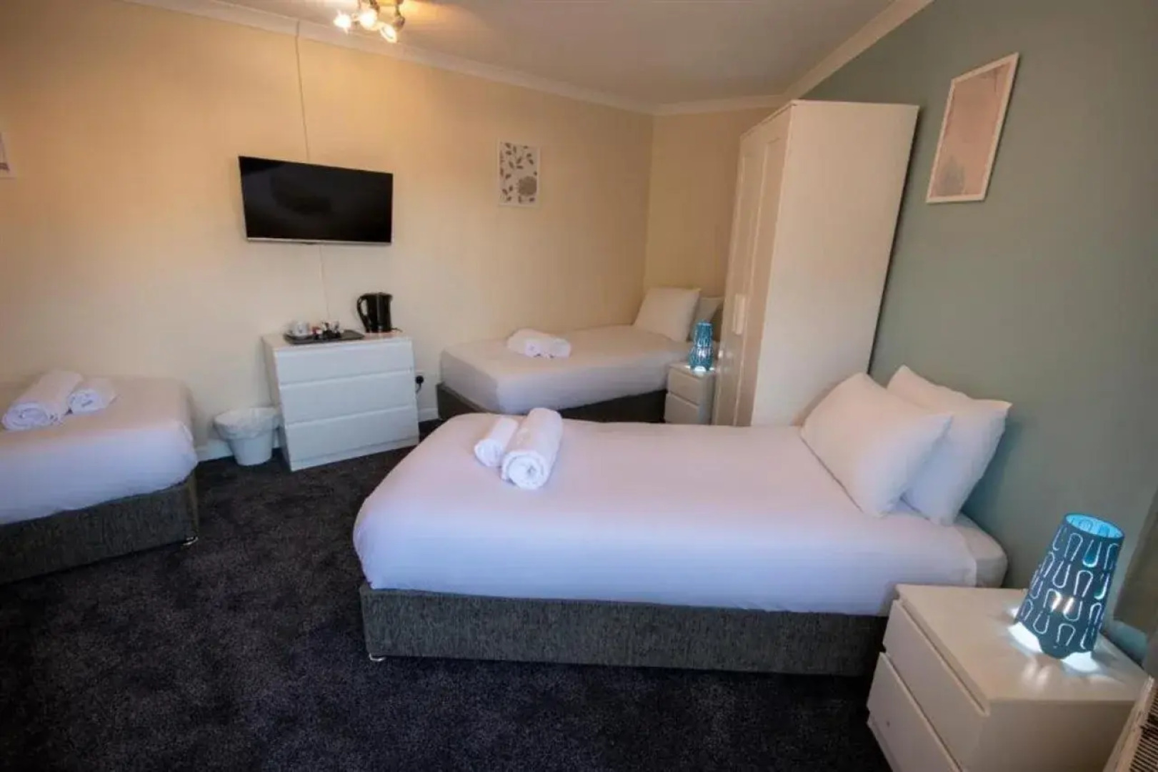 Irvine Riverside Guesthouse by Paymán Club