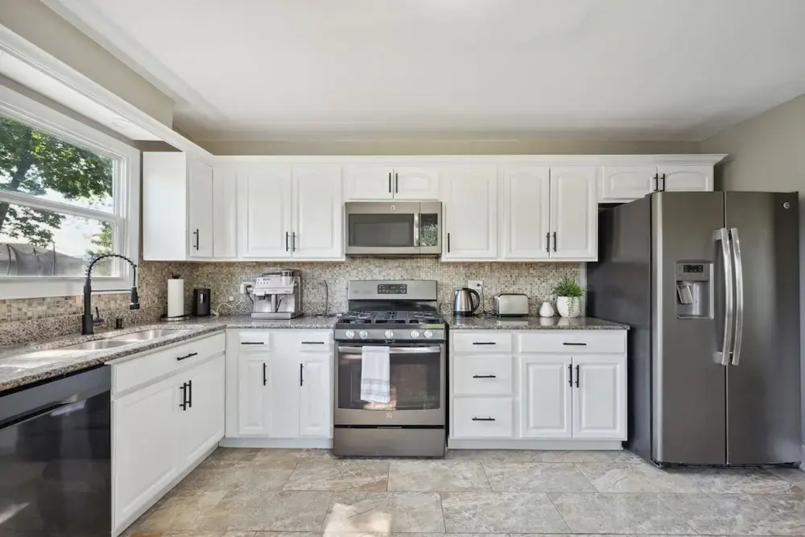 Charming Contemporary Family Home 3 Bedroom Home by RedAwning
