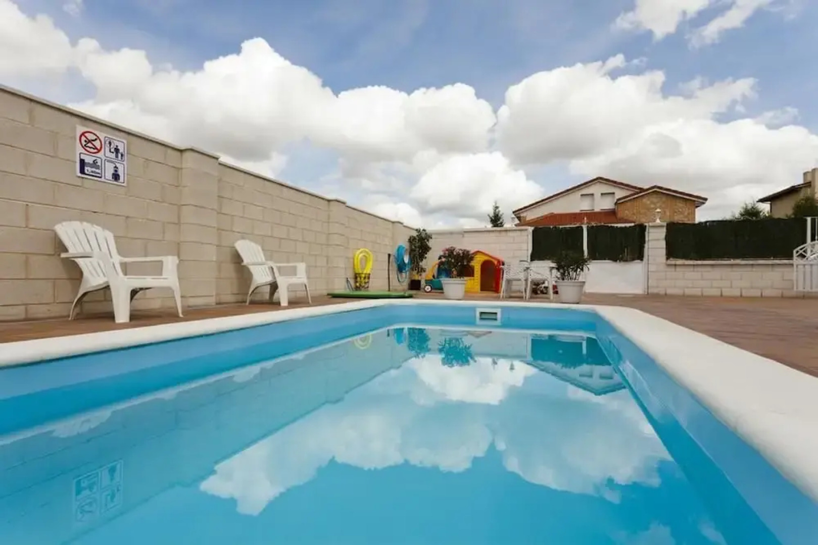 House With 6 Rooms in Nava de la Asunción, With Private Pool, Terrace, Enclosed Garden and Wifi