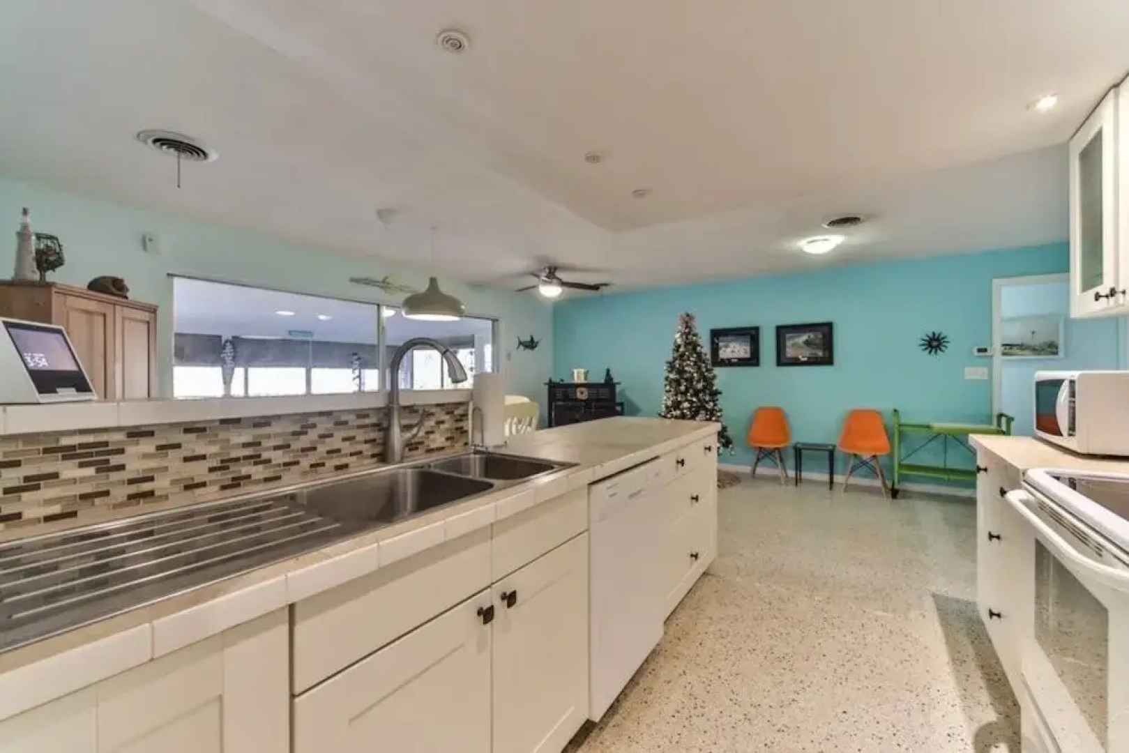 Amazing Pet Friendly 3 Bed House - Heated Pool 3 Bedroom Home by RedAwning