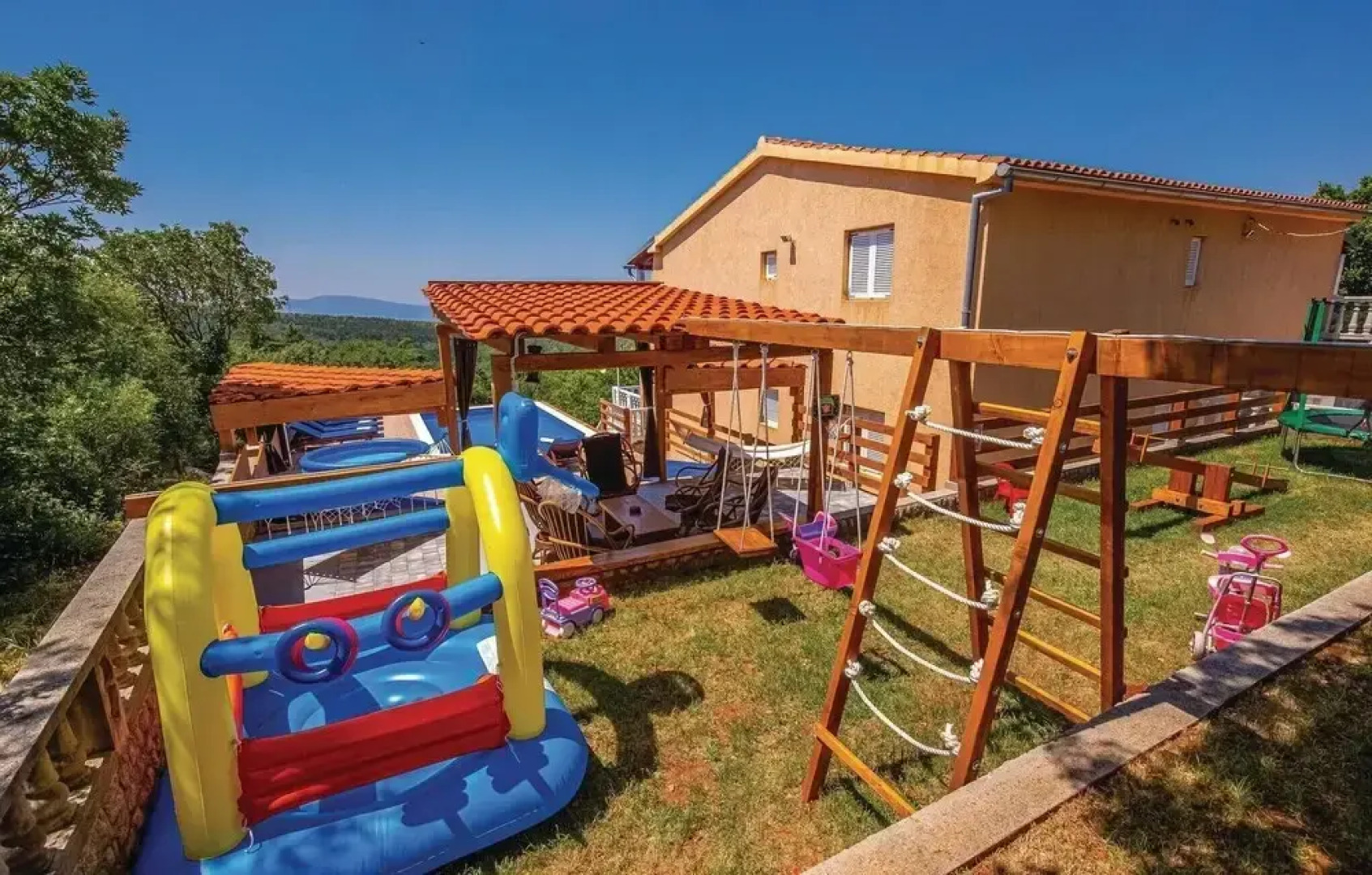 Beautiful Home in Donji Zagon With Wifi and 6 Bedrooms