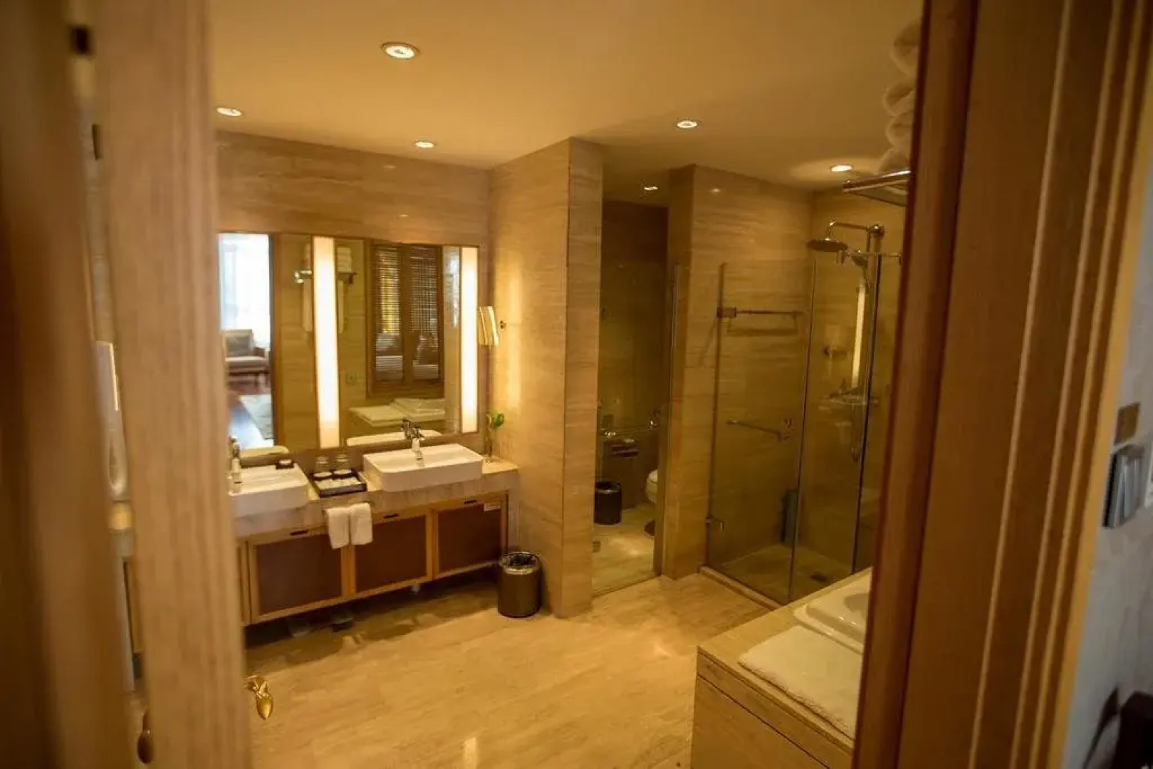 Grand Metropark Hotel Violet Swan