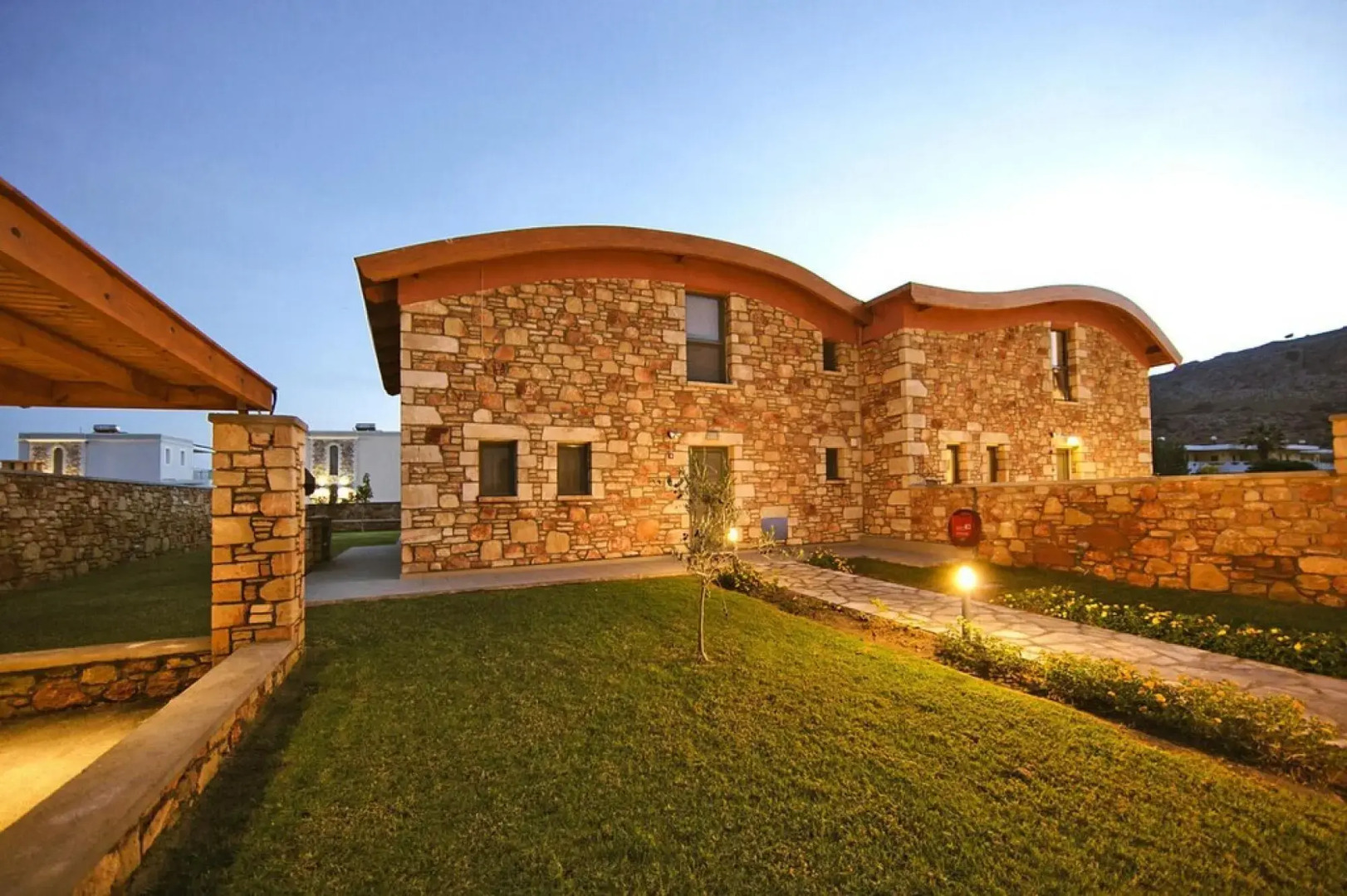 Semi-detached house, Lardos