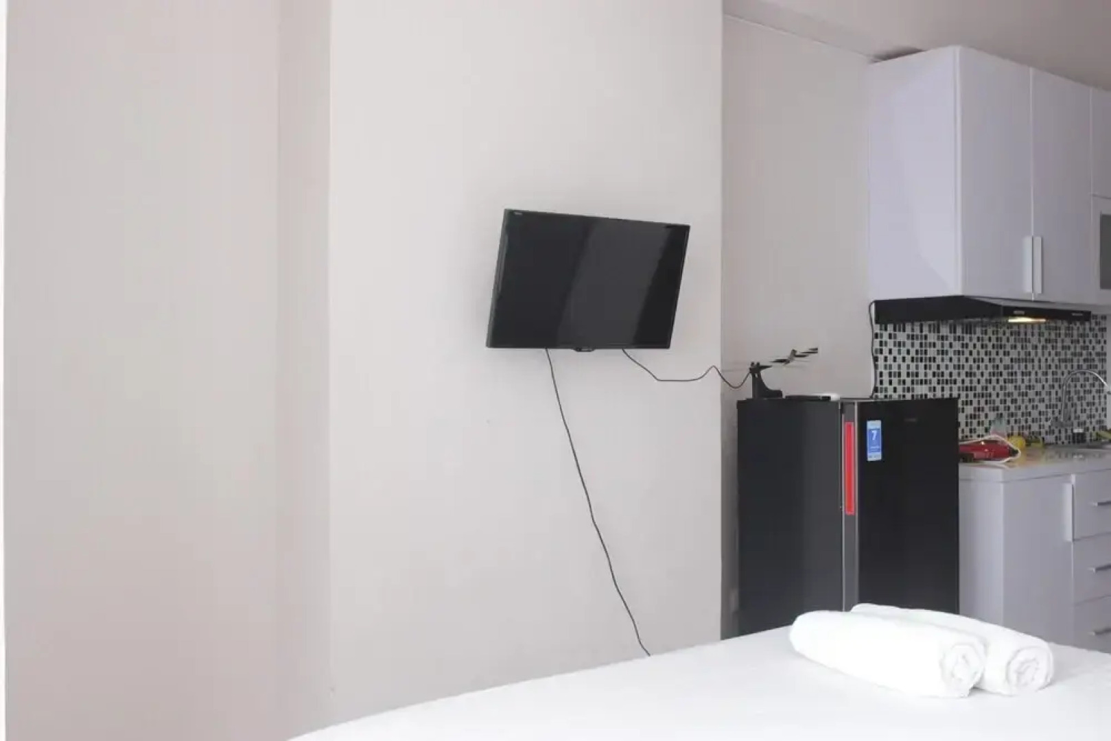 Relaxing Studio Apartment Easton Park Residence Jatinangor with Mountain View