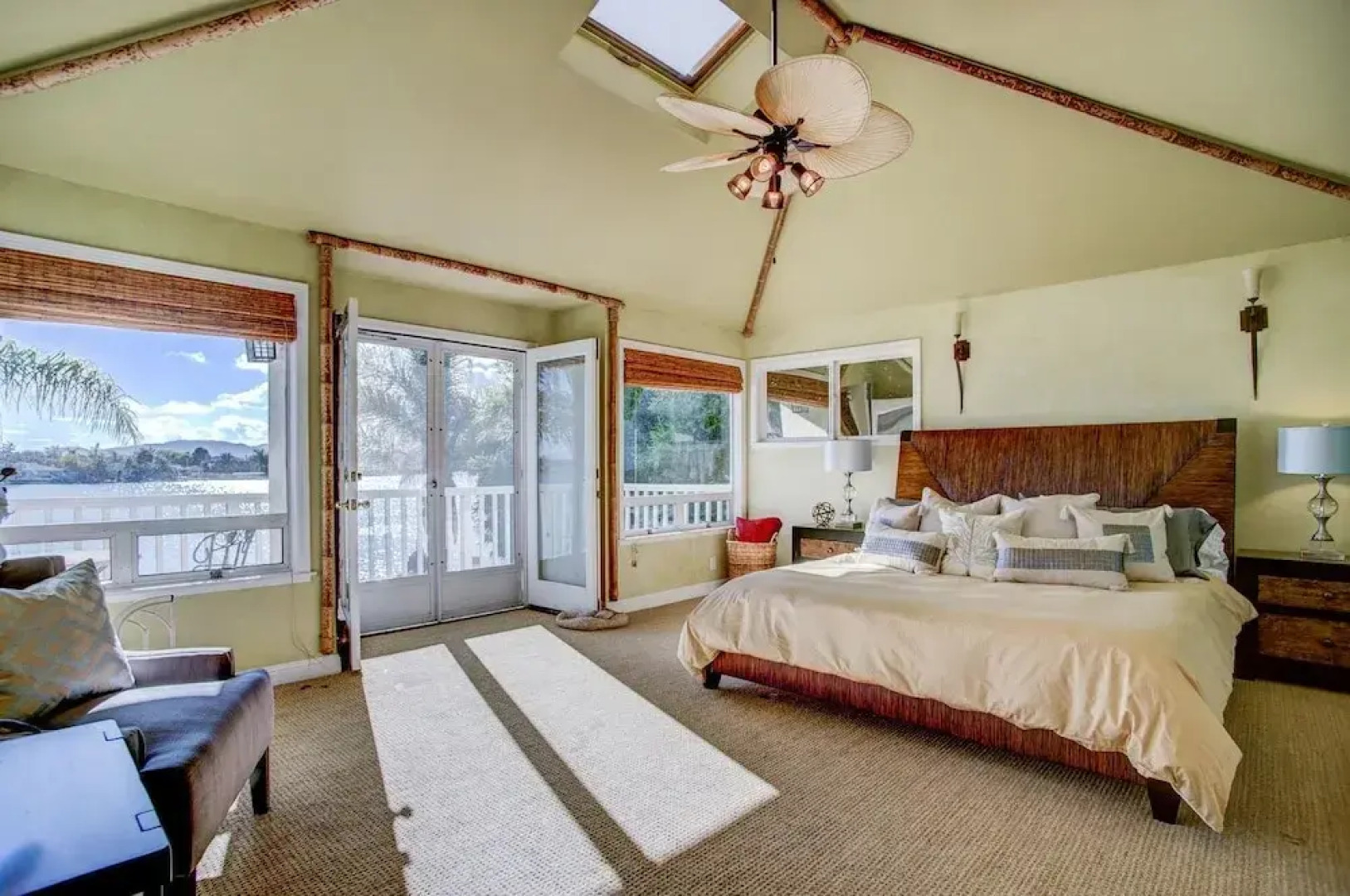 4 BR Waterfront Home Private Beach by RedAwning