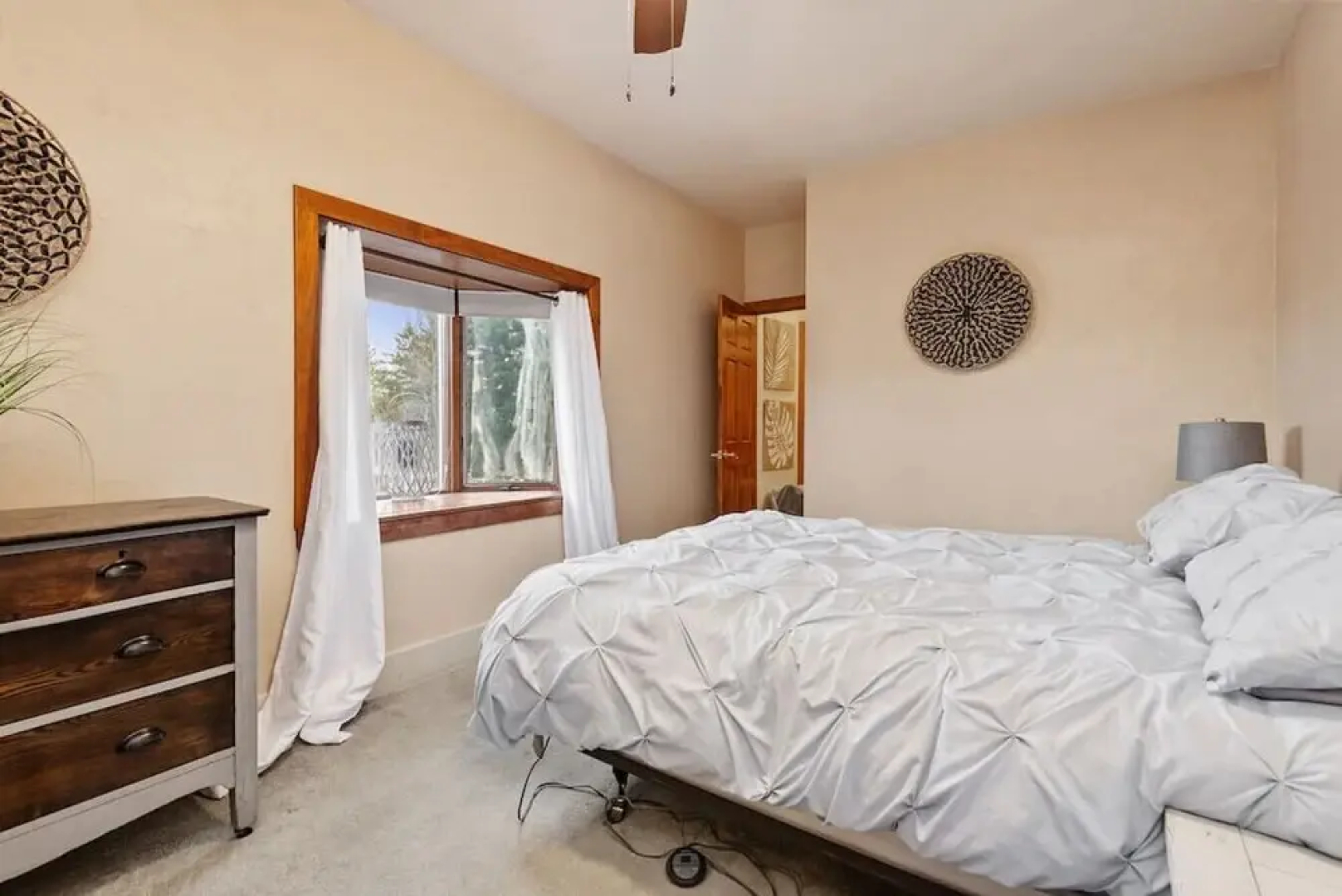4BR Chalet with Seasonal Pool Hot Tub