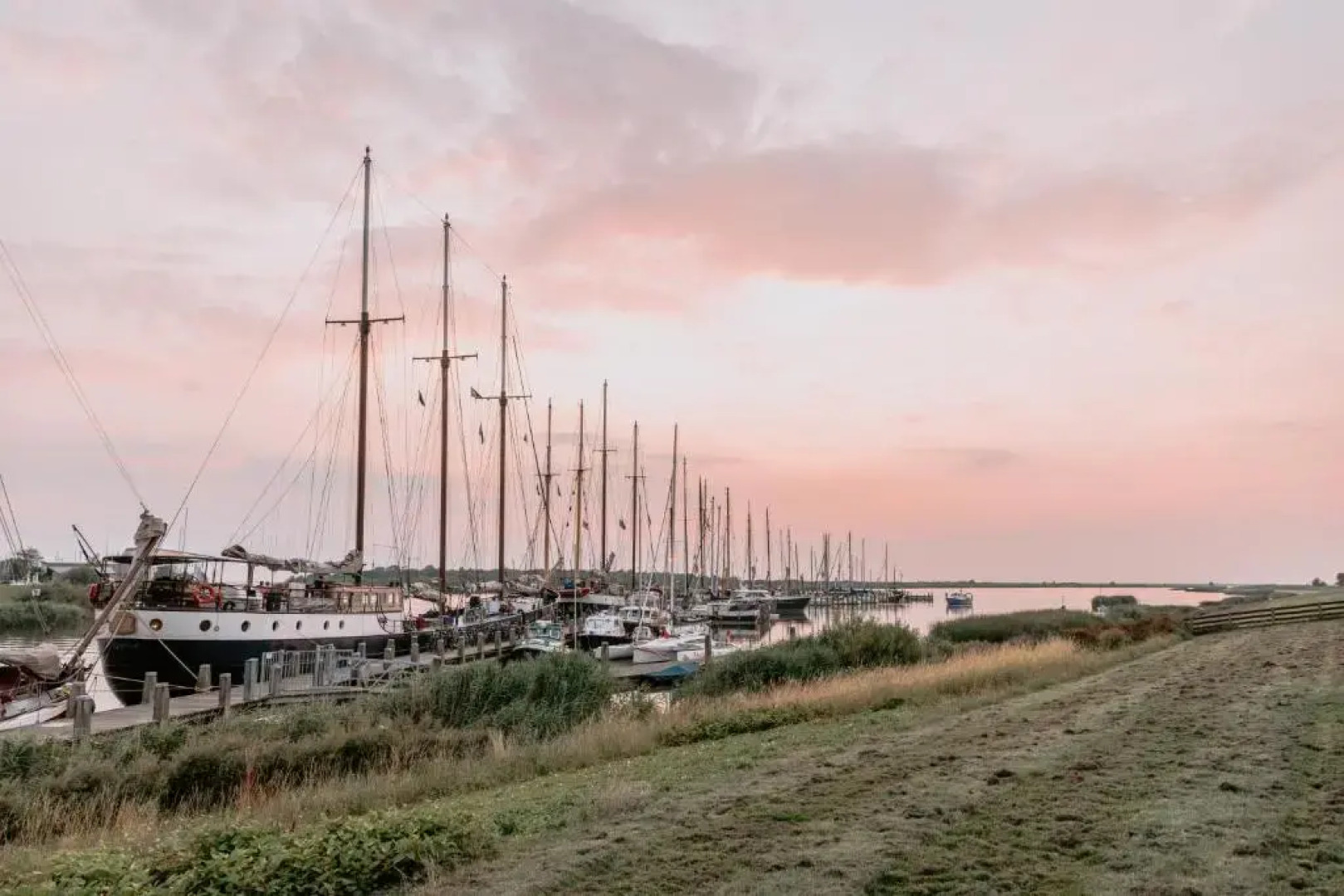Stijlvol appartement op strand Makkum