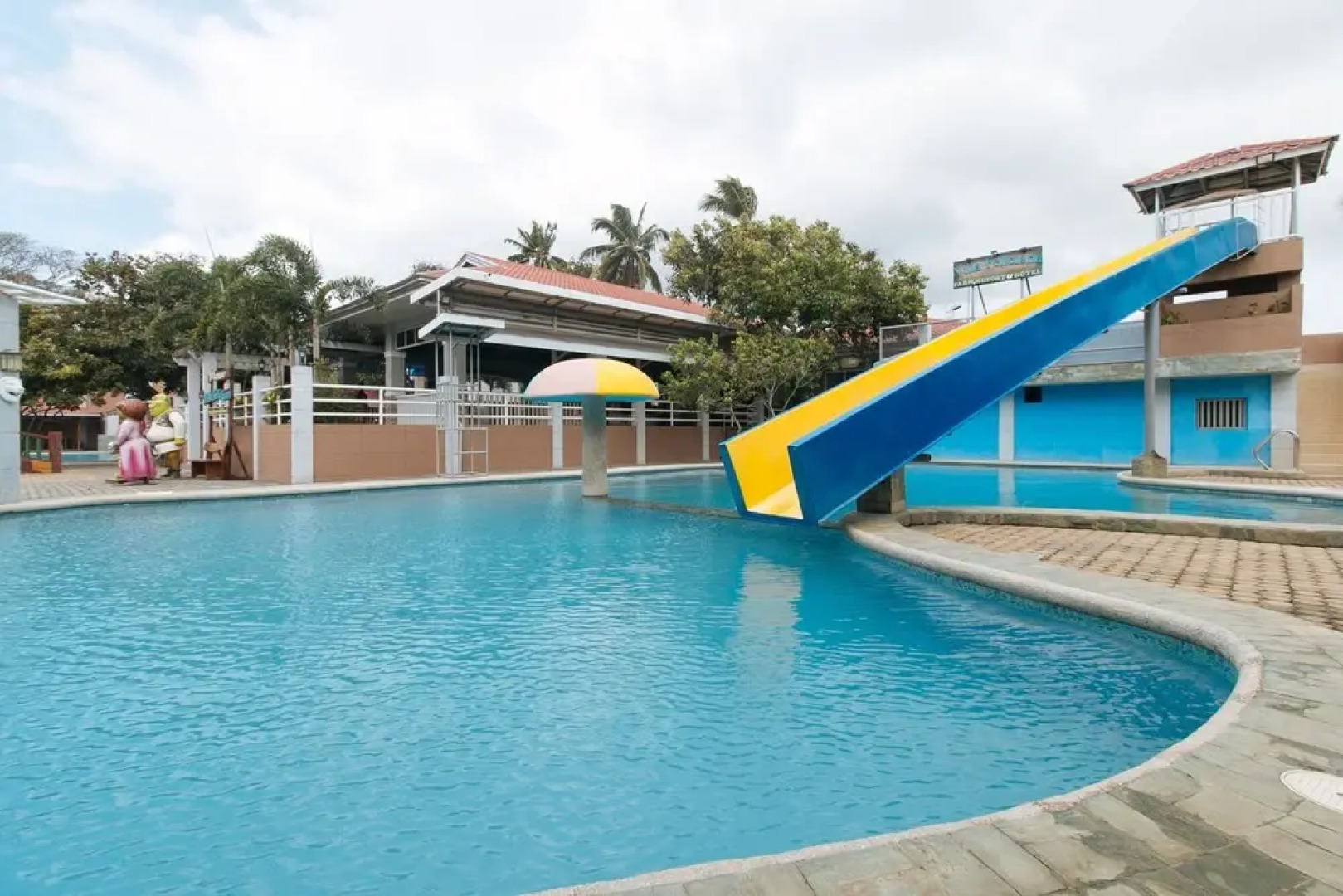 RedDoorz Premium @ Trece Indang Road