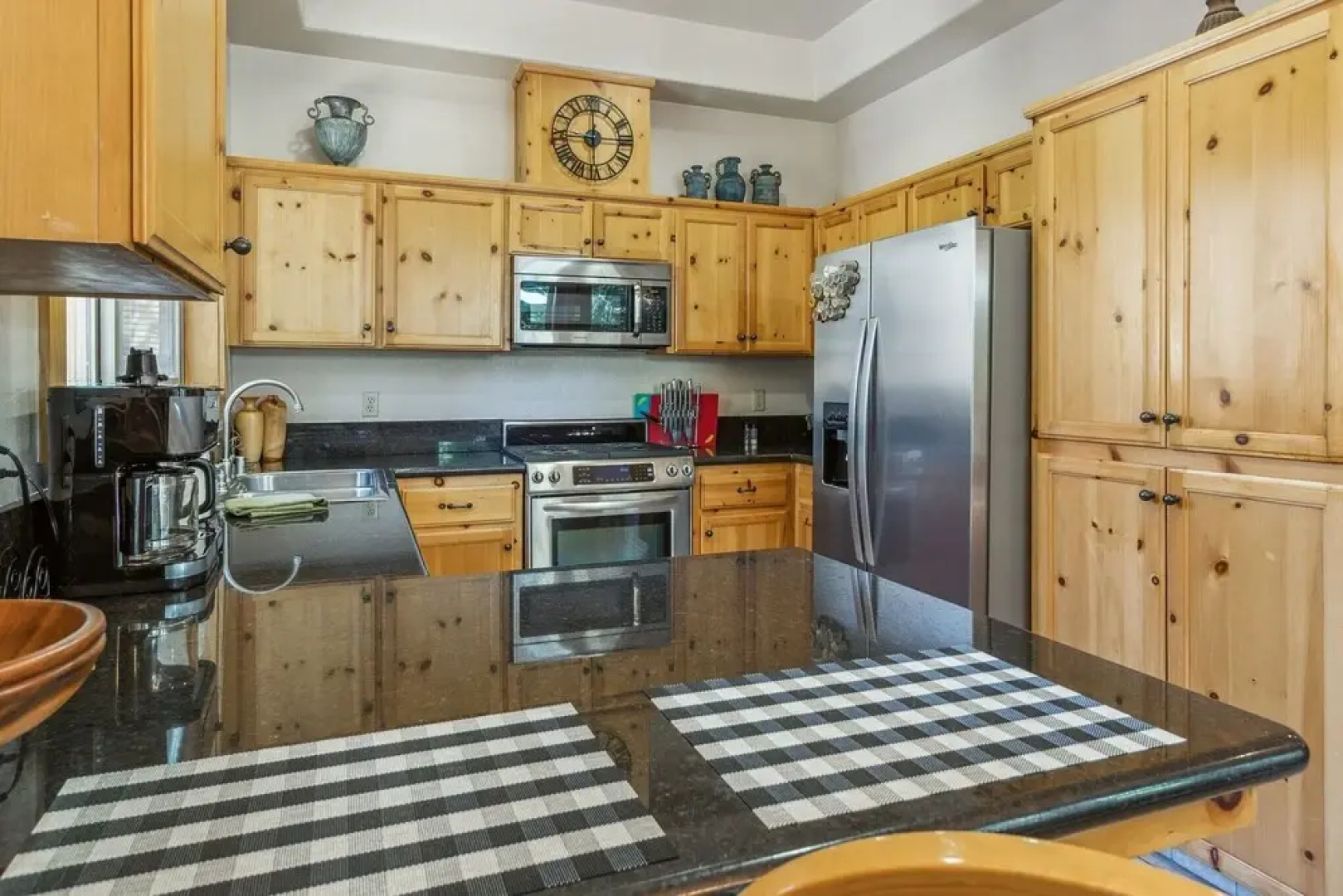 Spacious 4br/3ba. Continuous hot Water Tank! 4 Bedroom Home by Redawning