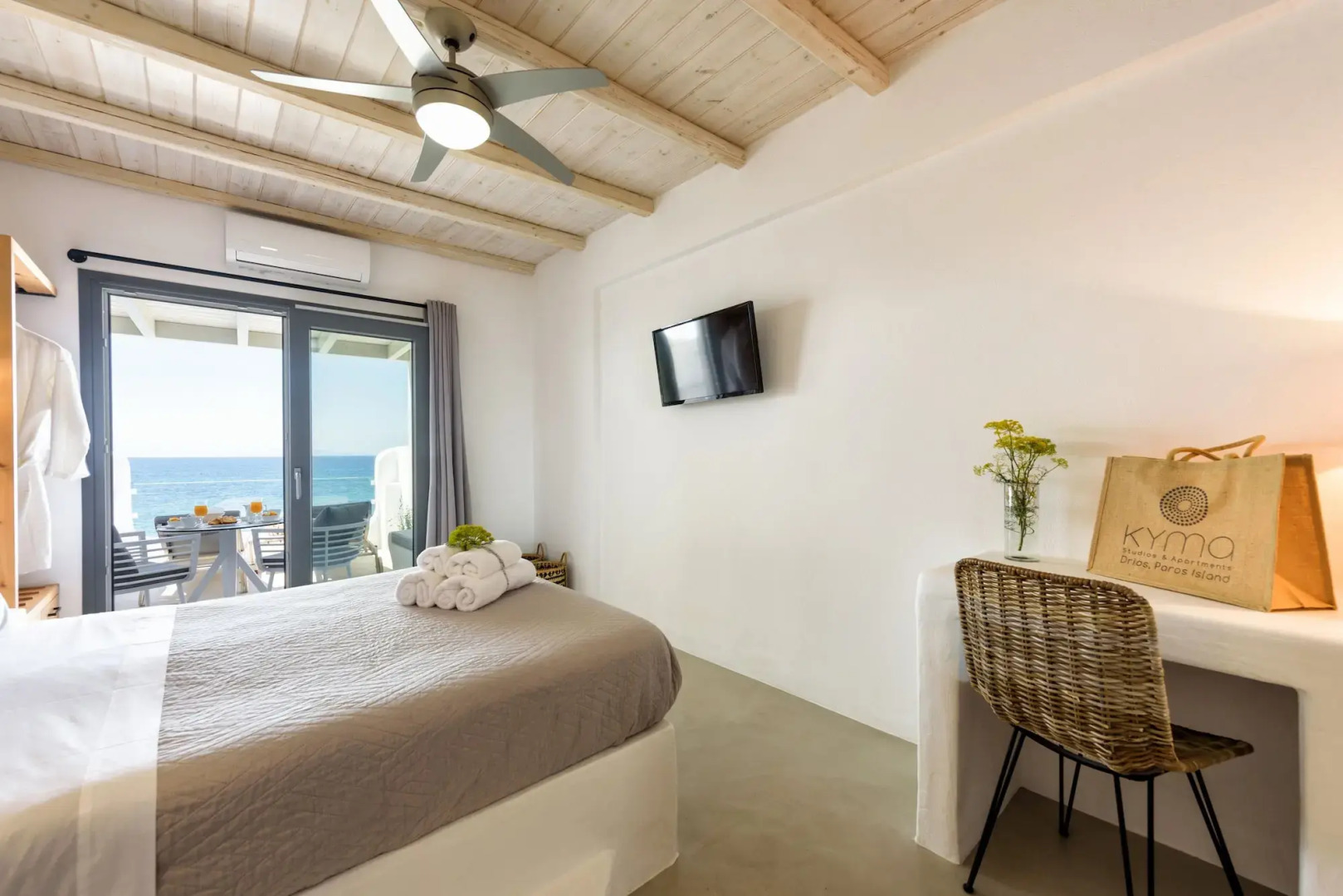 Blue Waves Suites & Apartments To Kyma