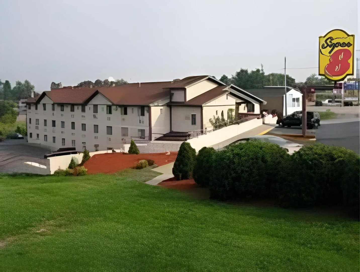 Super 8 by Wyndham Pittsburgh PA Airport/University Area