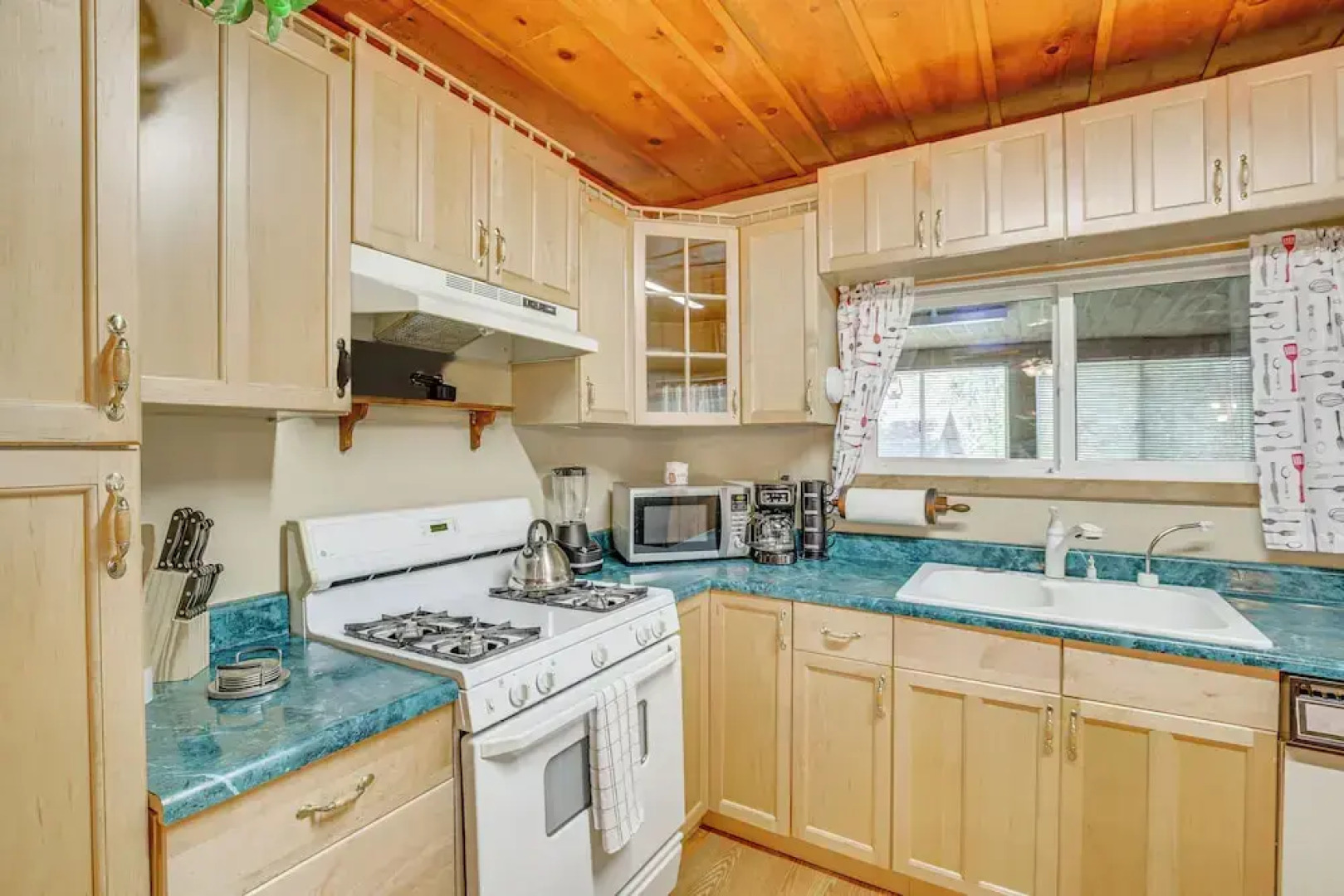 Cozy Crestline Cabin w/ Mountain-view Balcony!