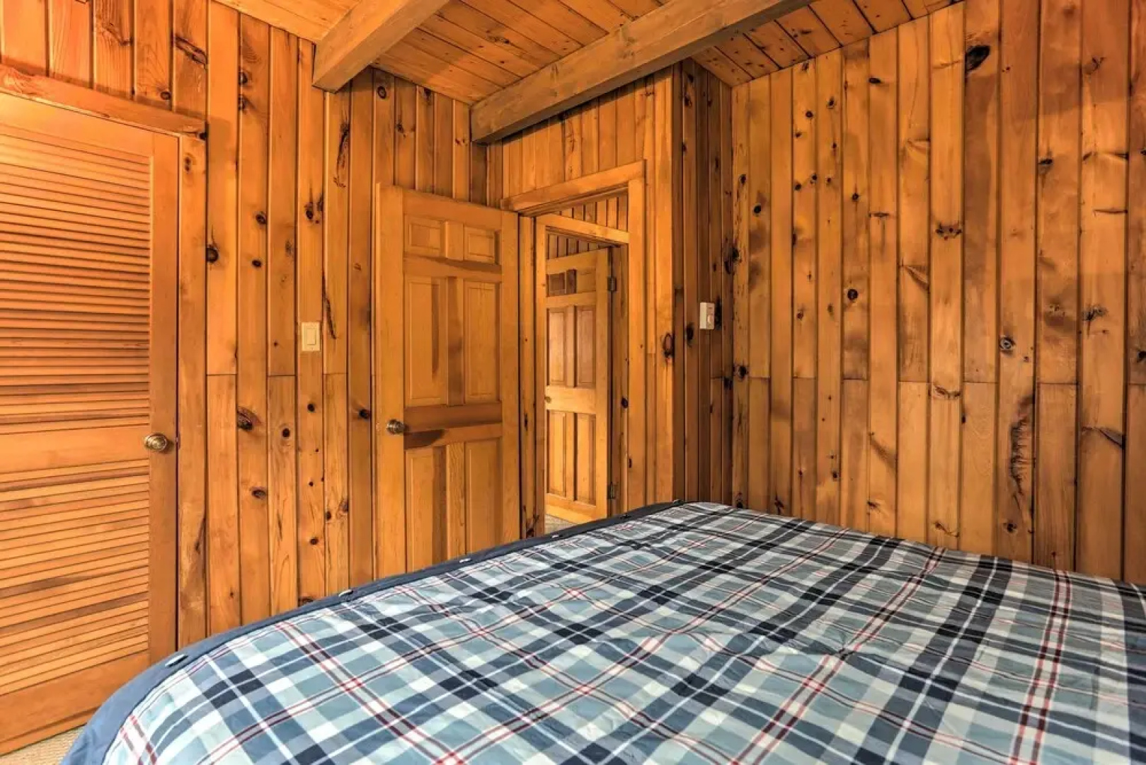 Hike + Ski: Log Cabin in East Stroudsburg!