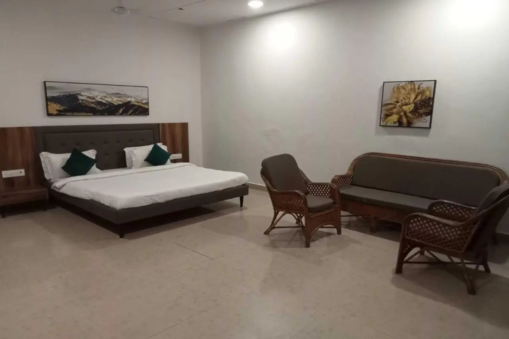 White Feather Resort Kauncha