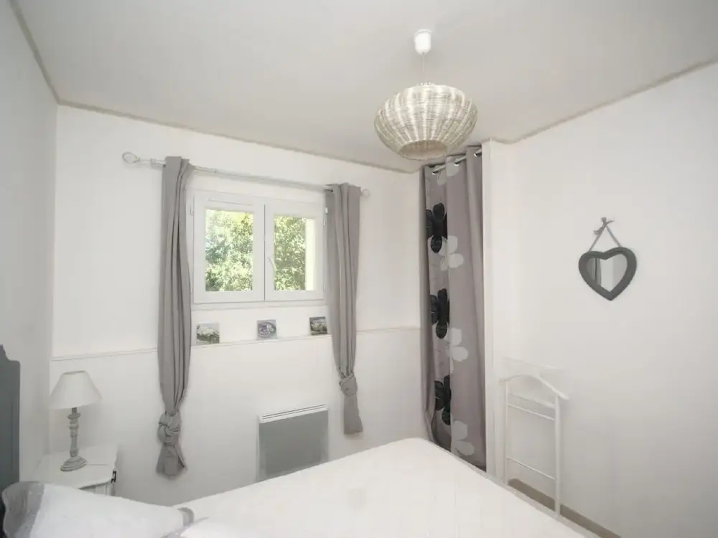Recently Built Villa With Shared Swimming Pool Near the Village of Piolenc