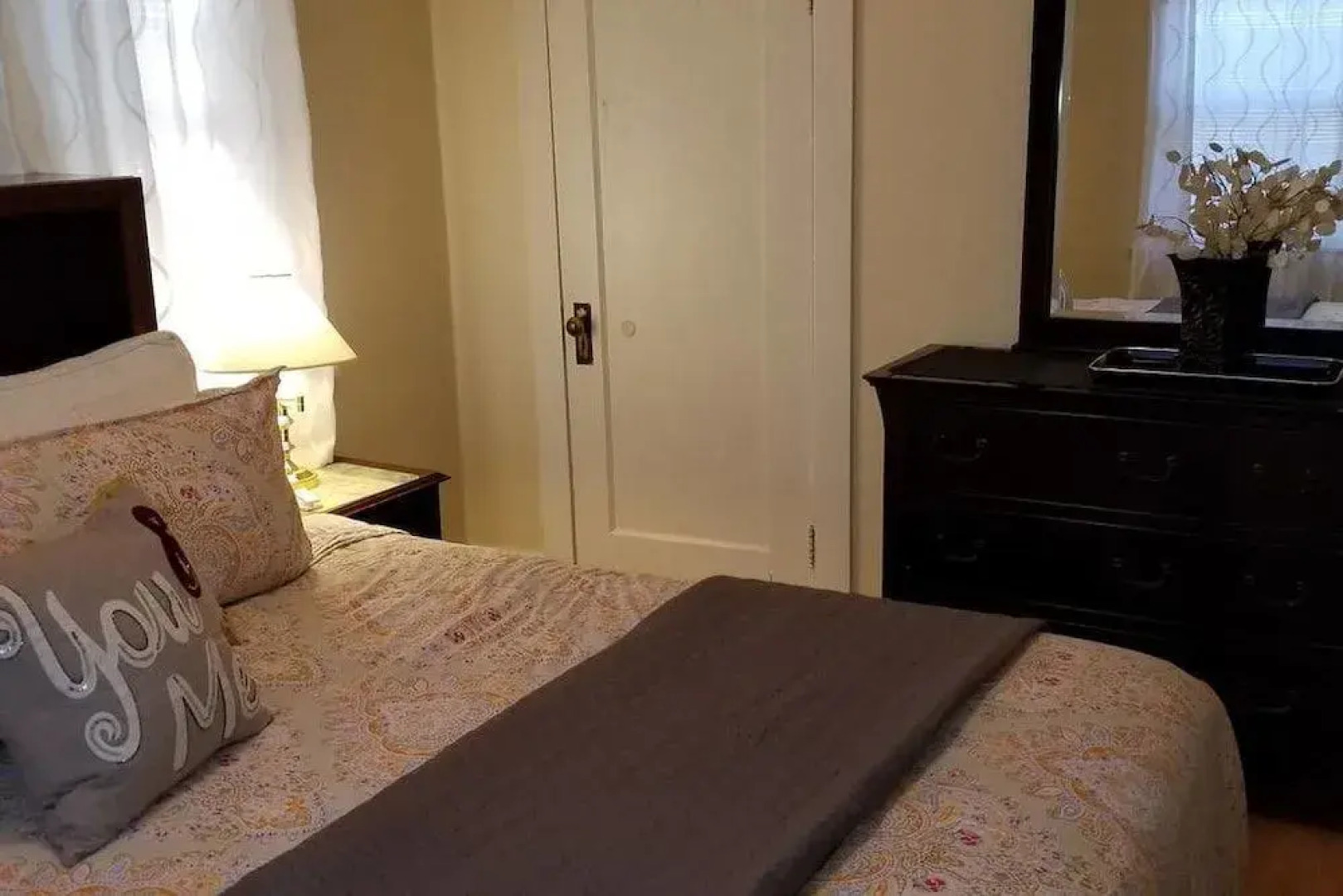 Lovely 1 King Bed- Walk Downtown Pet Ok