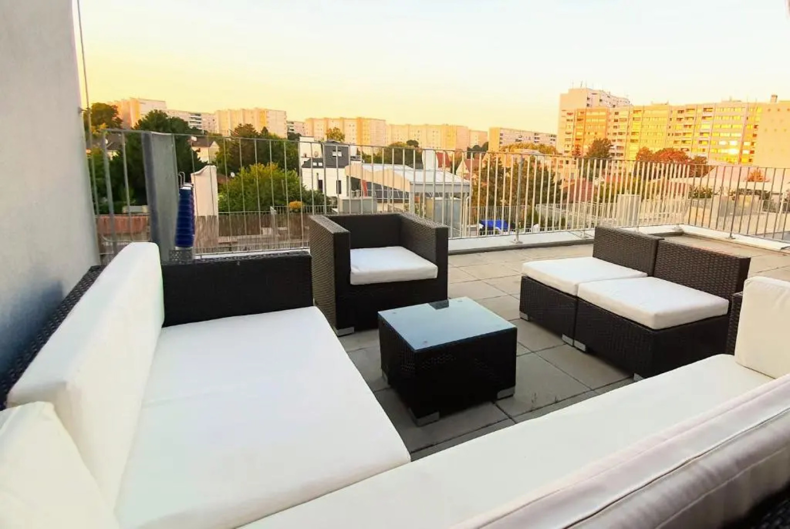 Rooftop Terrace, free garage parking and Pool!