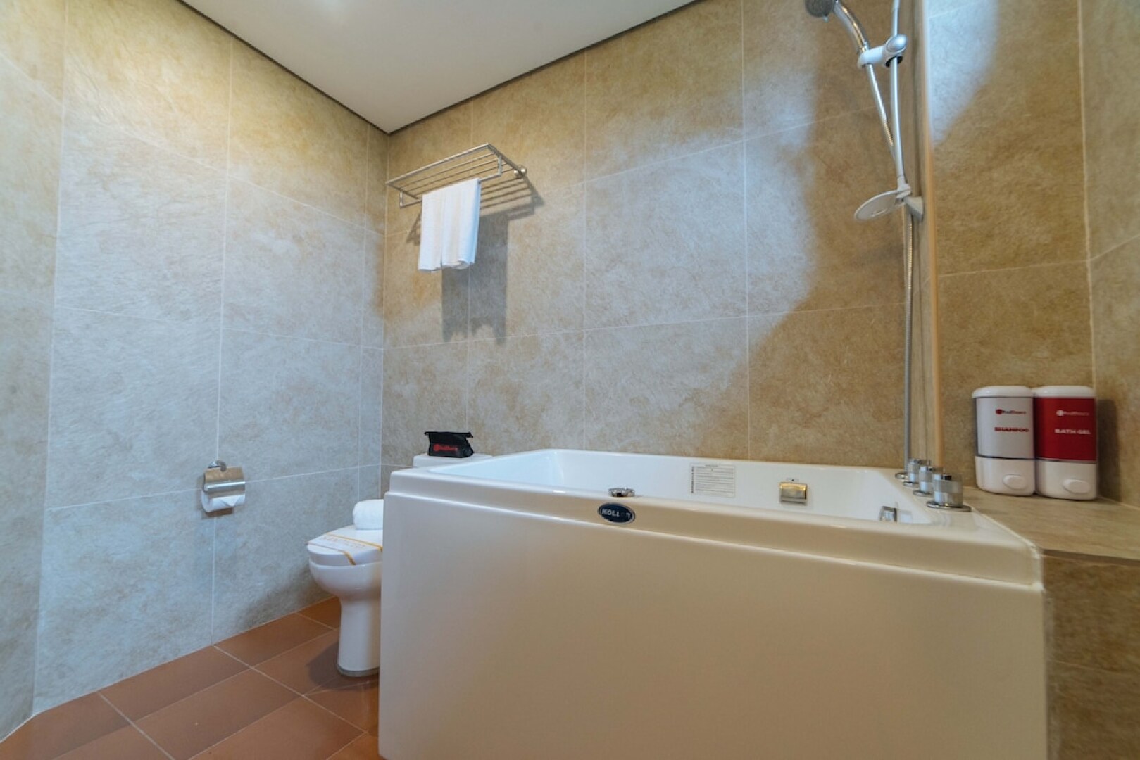 RedDoorz Premium near Health Centrum Banica