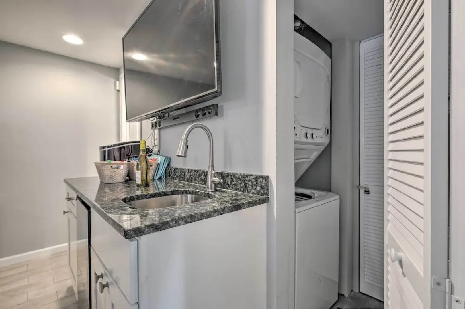 6 Mi to National Mall: Modern DC Apartment!