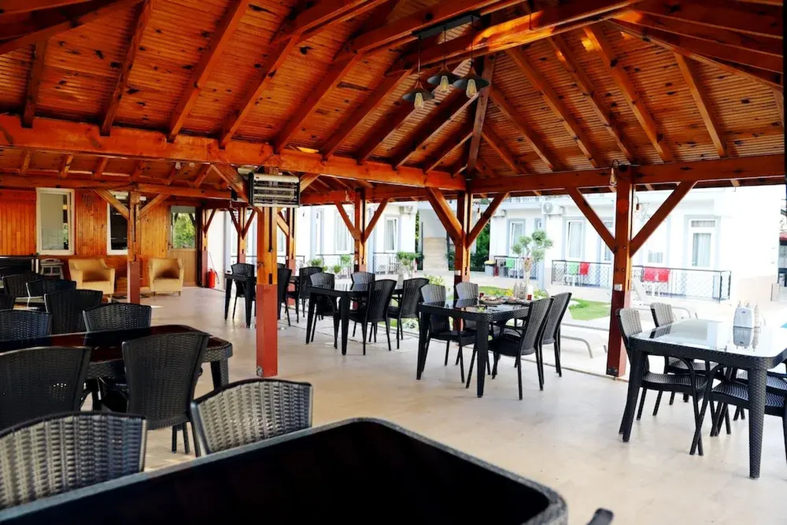 Akin Apart and Hotel