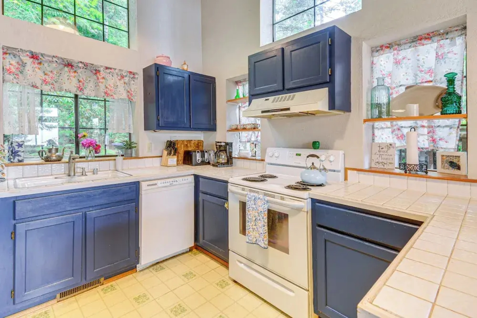 Waterfront Bainbridge Island Home: Stunning Views!