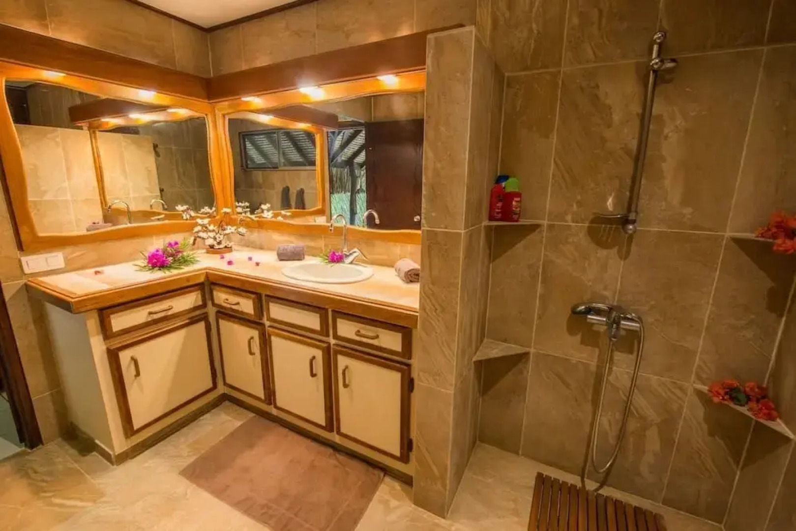 Bora Bora Holidays Lodge And Villa