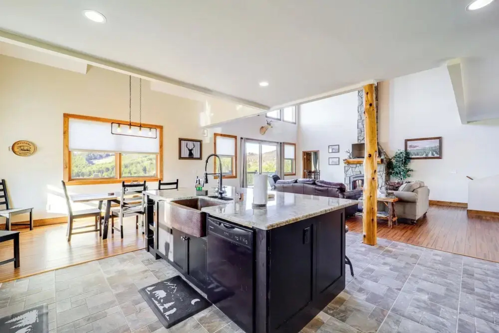 Mountain-view Deck: Group Getaway in Fleetwood