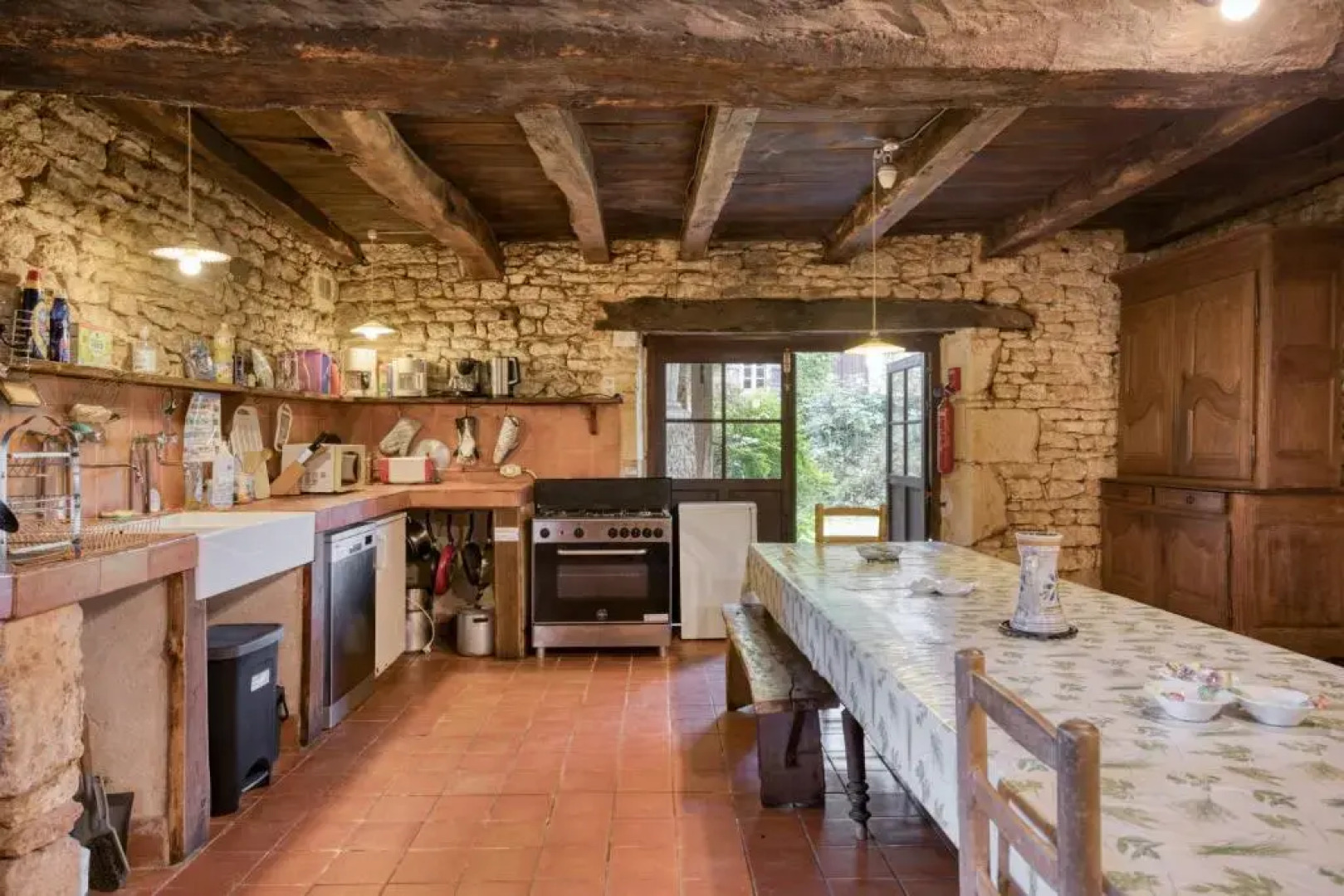 Maison de 4 chambres avec terrasse amenagee et wifi a Gavaudun