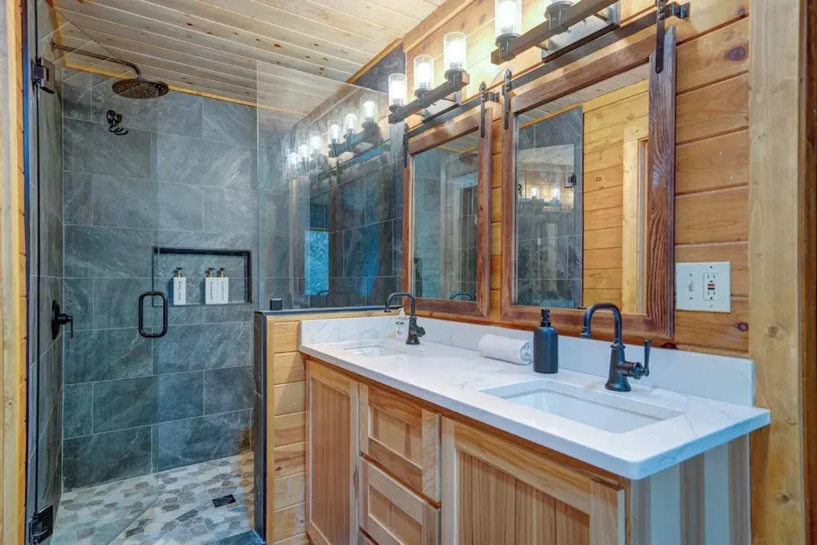 Bear Track Falls Peaceful, Quiet Mtn. Retreat!