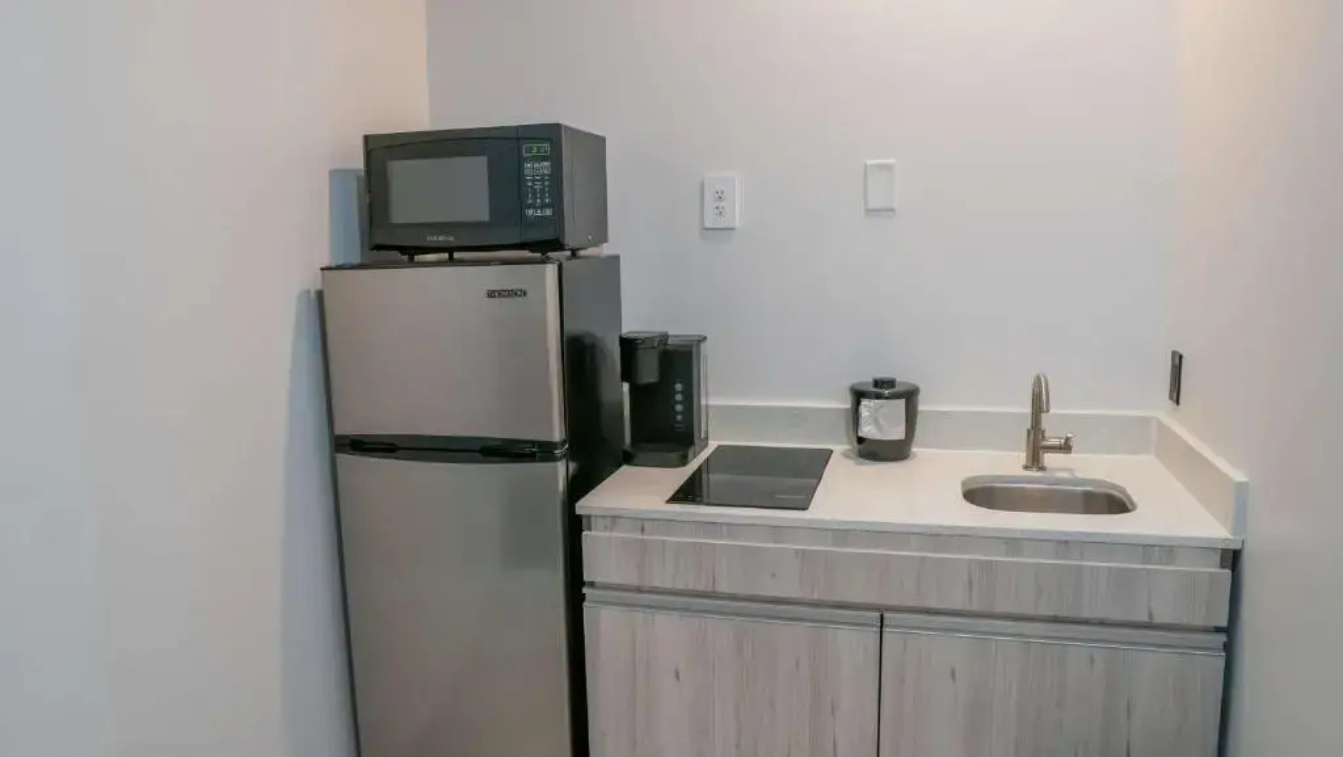 Comfeeni Inn and Suites