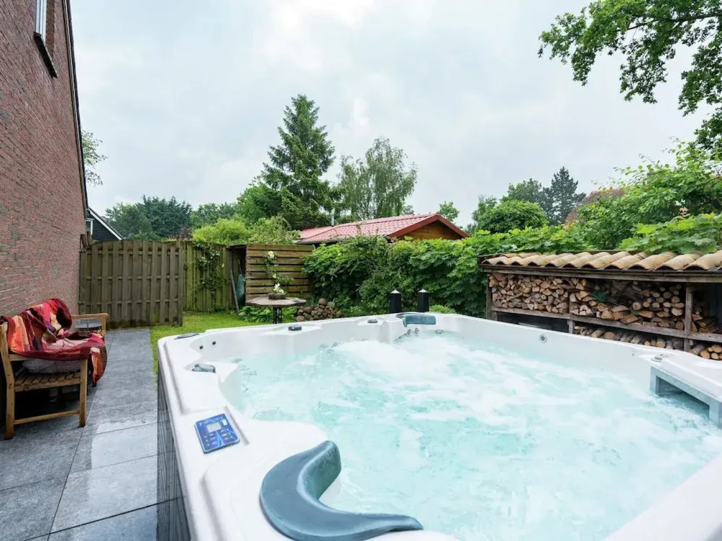 Cosy Holiday Home in Lauwersoog by the Lake