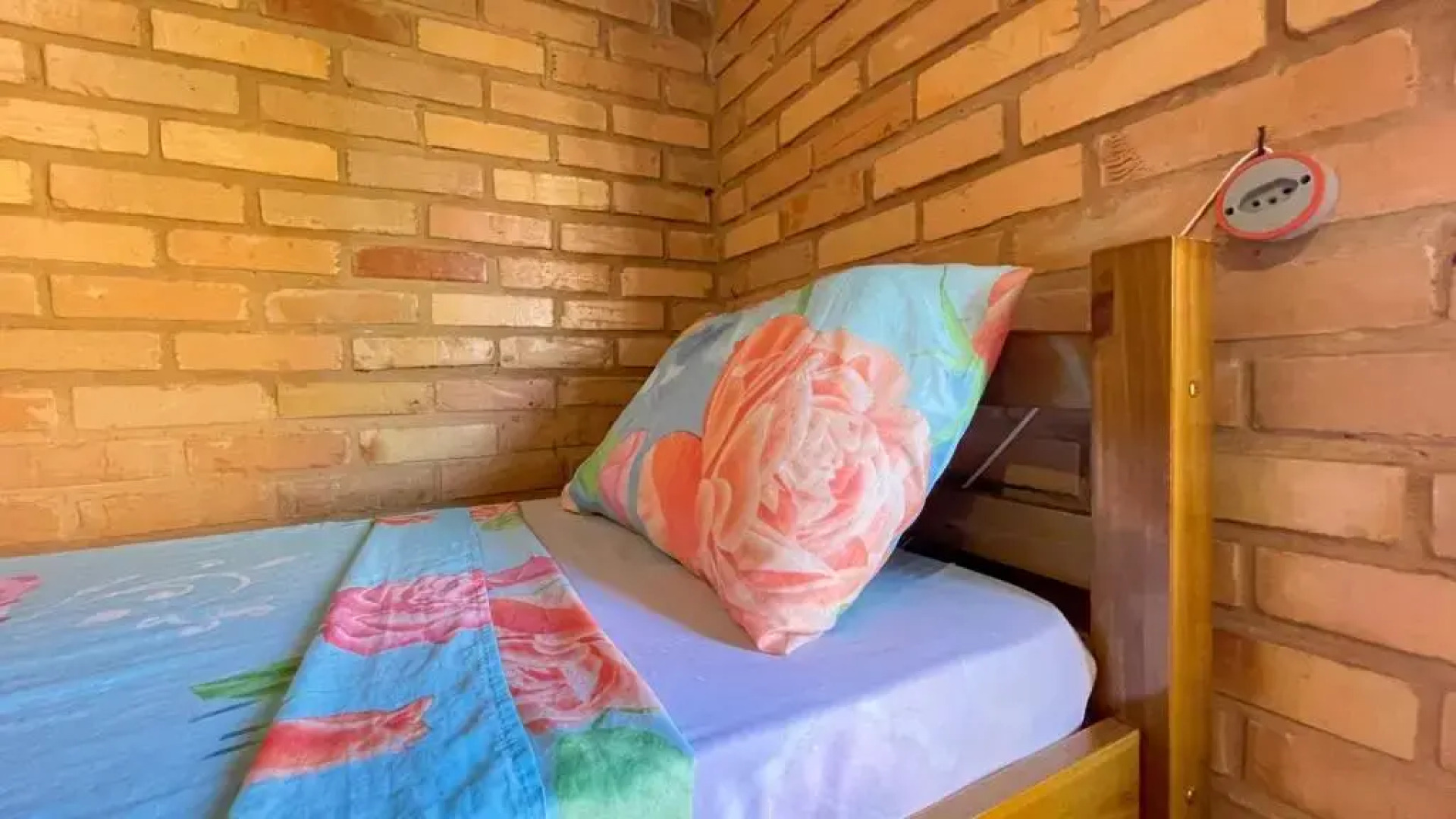 Pousada Hostel São Jorge ------Quartos priv com ar condicionado Liberado das 20h as 08 30hs 1 minuto a pé da praia