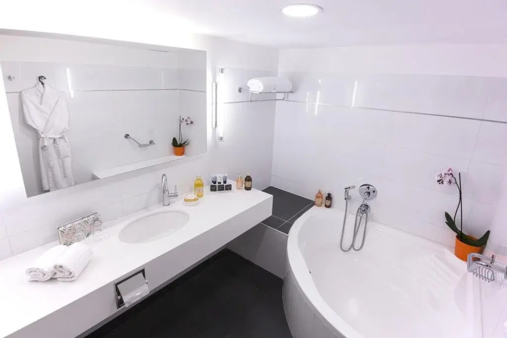 Seasons Hotel - Resort on The Beach