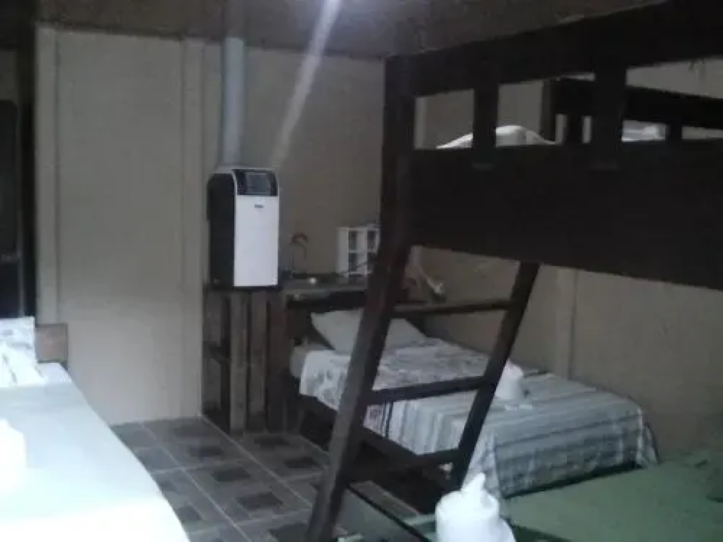 Hotel Cabinas y Tour Aaron Tortuguero