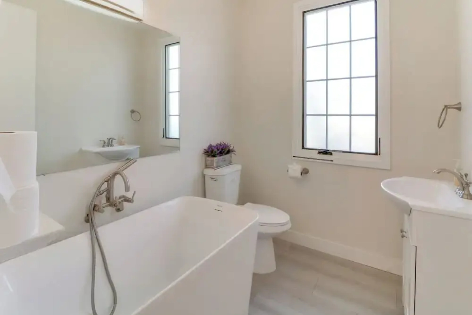 Shop, Dine & Explore Pasadena! The Lincoln Home