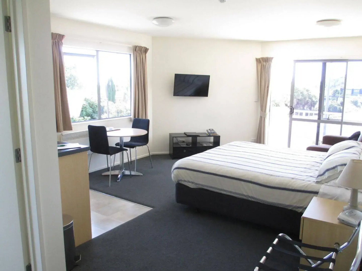 Bay Crest Motor Lodge